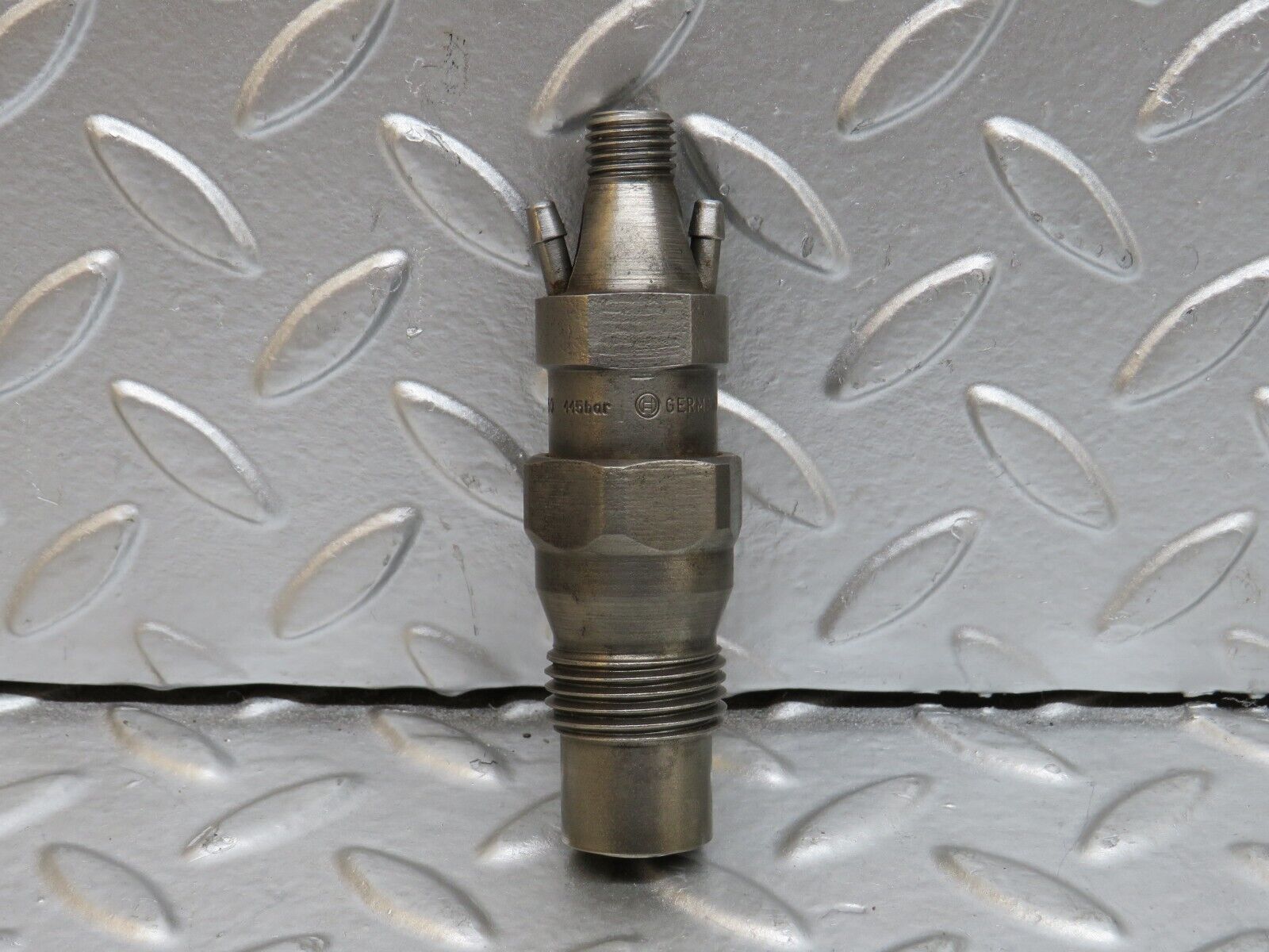 28505 Mercedes-Benz S123 240D Wagon Fuel Injector Bosch KCA30S35/4