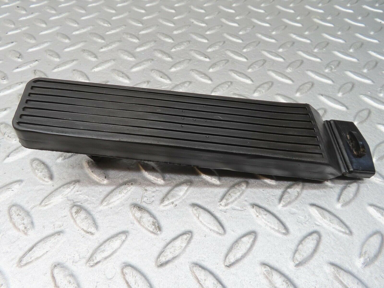 13496 Mercedes-Benz W123 200 Accelerator Pedal With Rubber 1233010082
