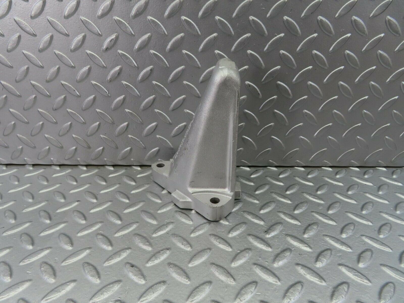 10572 Mercedes-Benz C123 230CE Coupe Engine Mount Bracket Right 1022230304