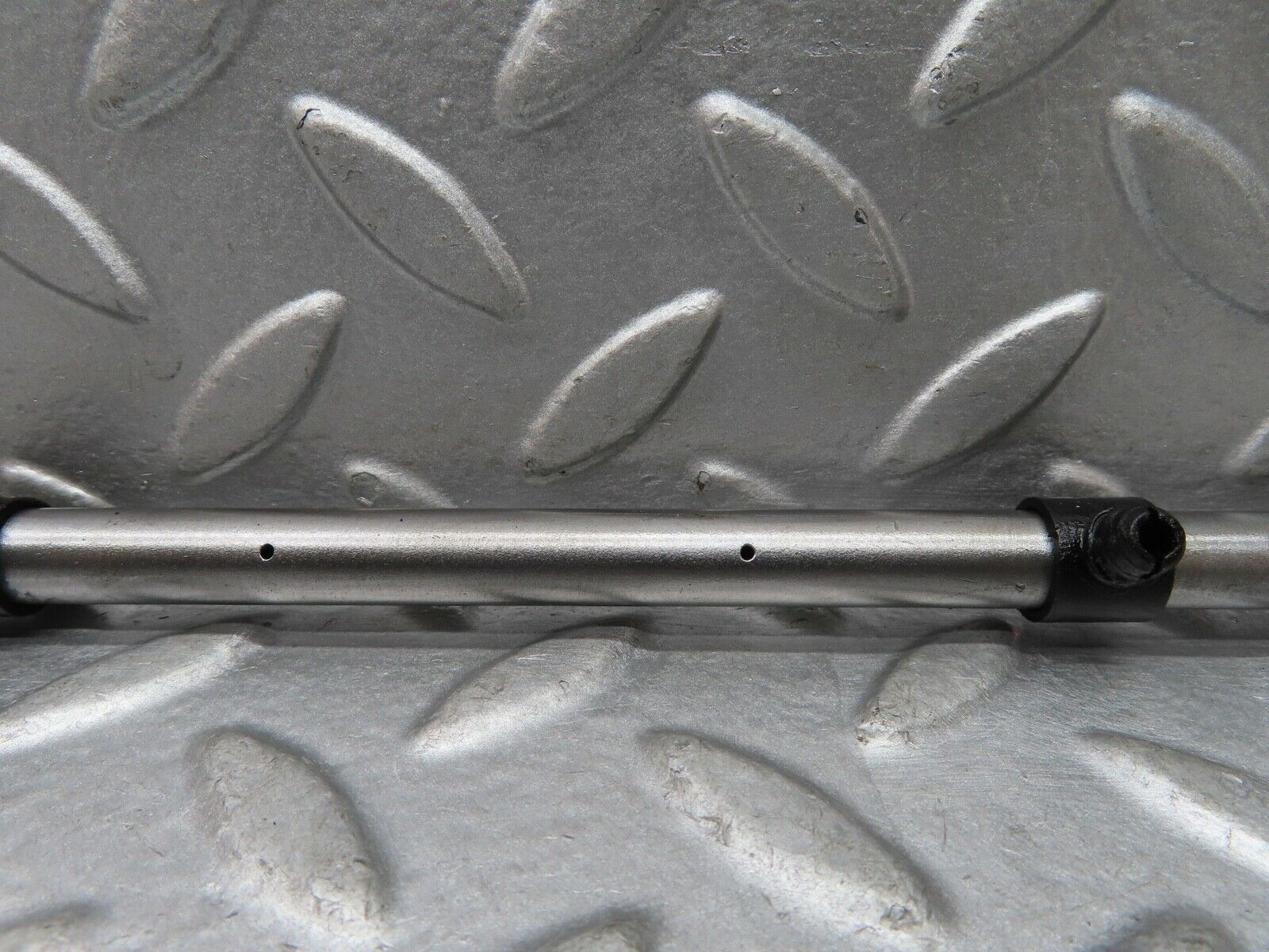 17790 Mercedes-Benz W116 450SEL Camshaft Oil Tube