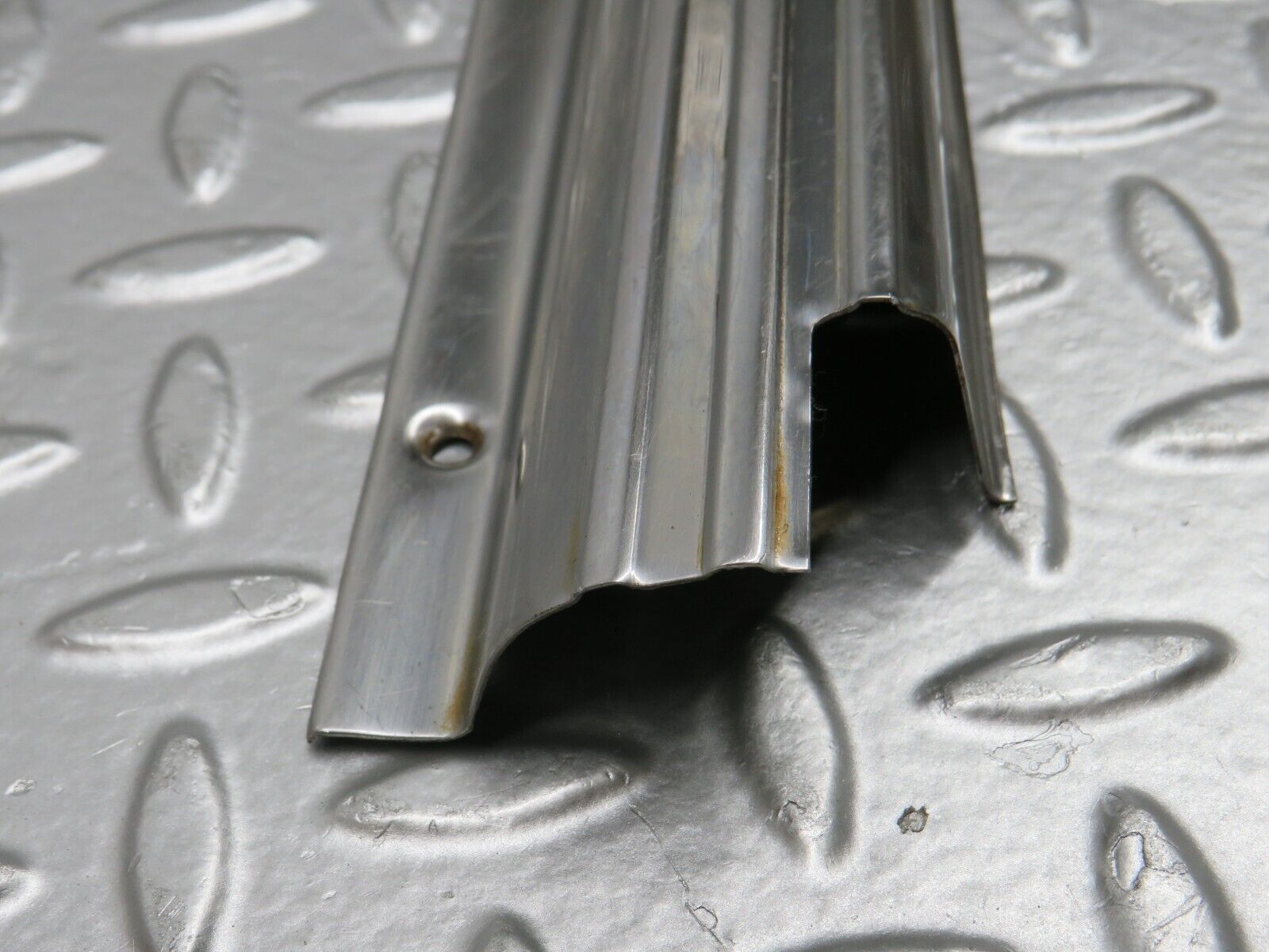 0843 Mercedes-Benz C107 350SLC Coupe Left Door Sill Chrome