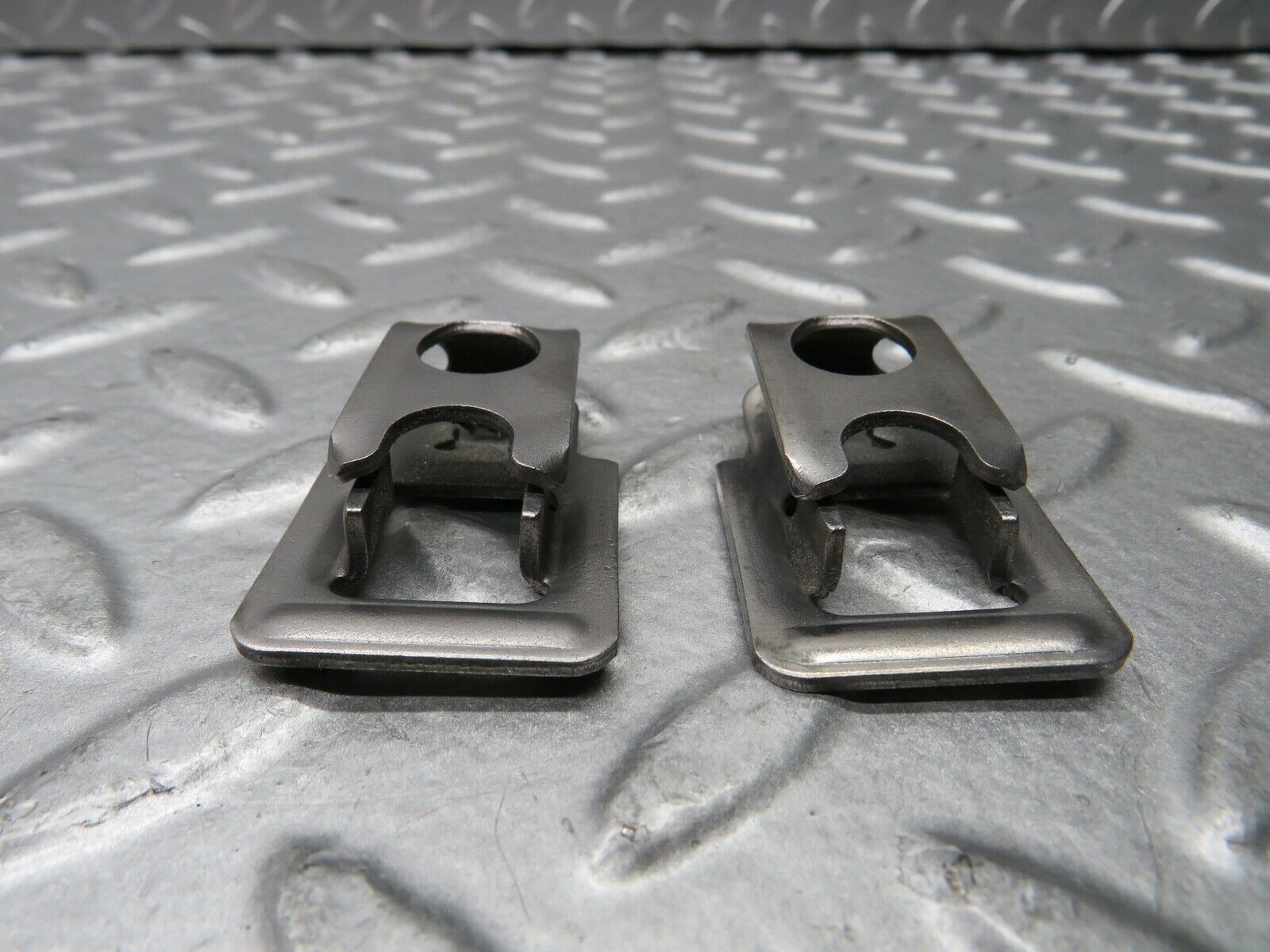 21800 Mercedes-Benz W126 300SE Fuel Injector Bracket 2 pcs