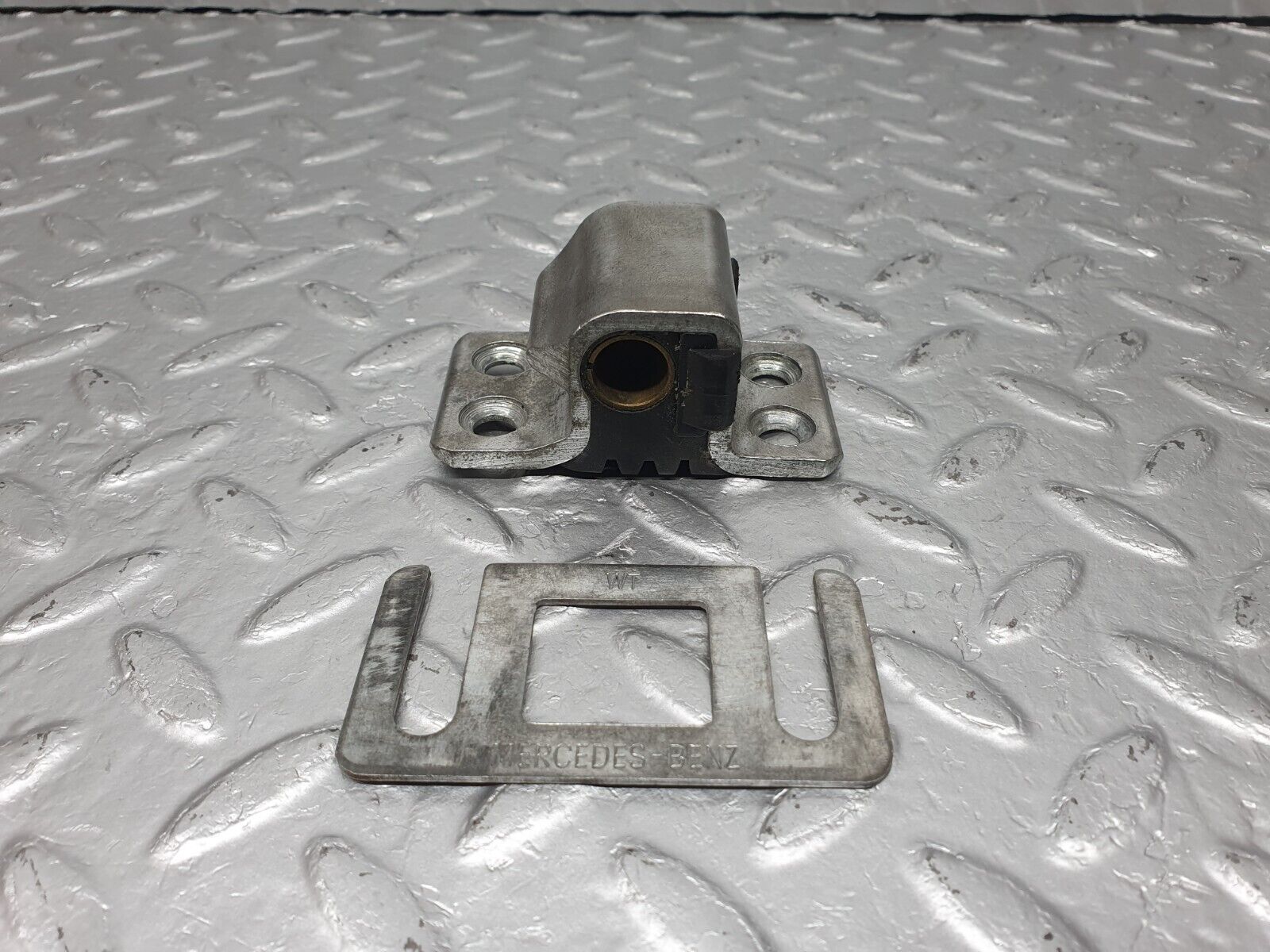 40913 Mercedes-Benz W126 300SE Door Lock Latch Right Side