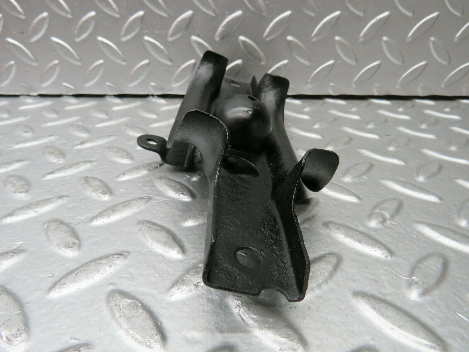 22916 Mercedes-Benz C107 450SLC Coupe Exhaust Bracket