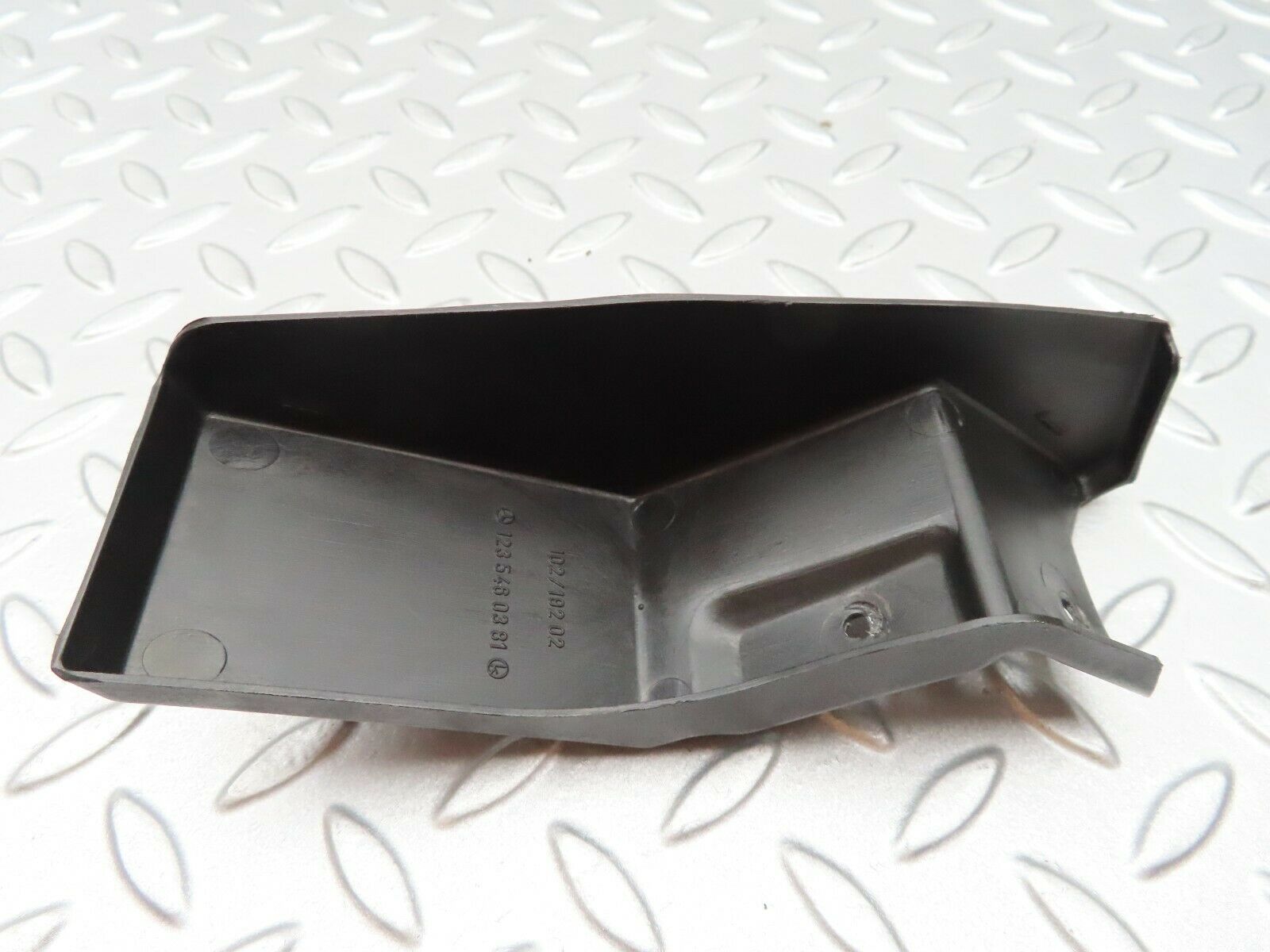 3776 Mercedes-Benz S123 200T Wagon Cover 1235460381