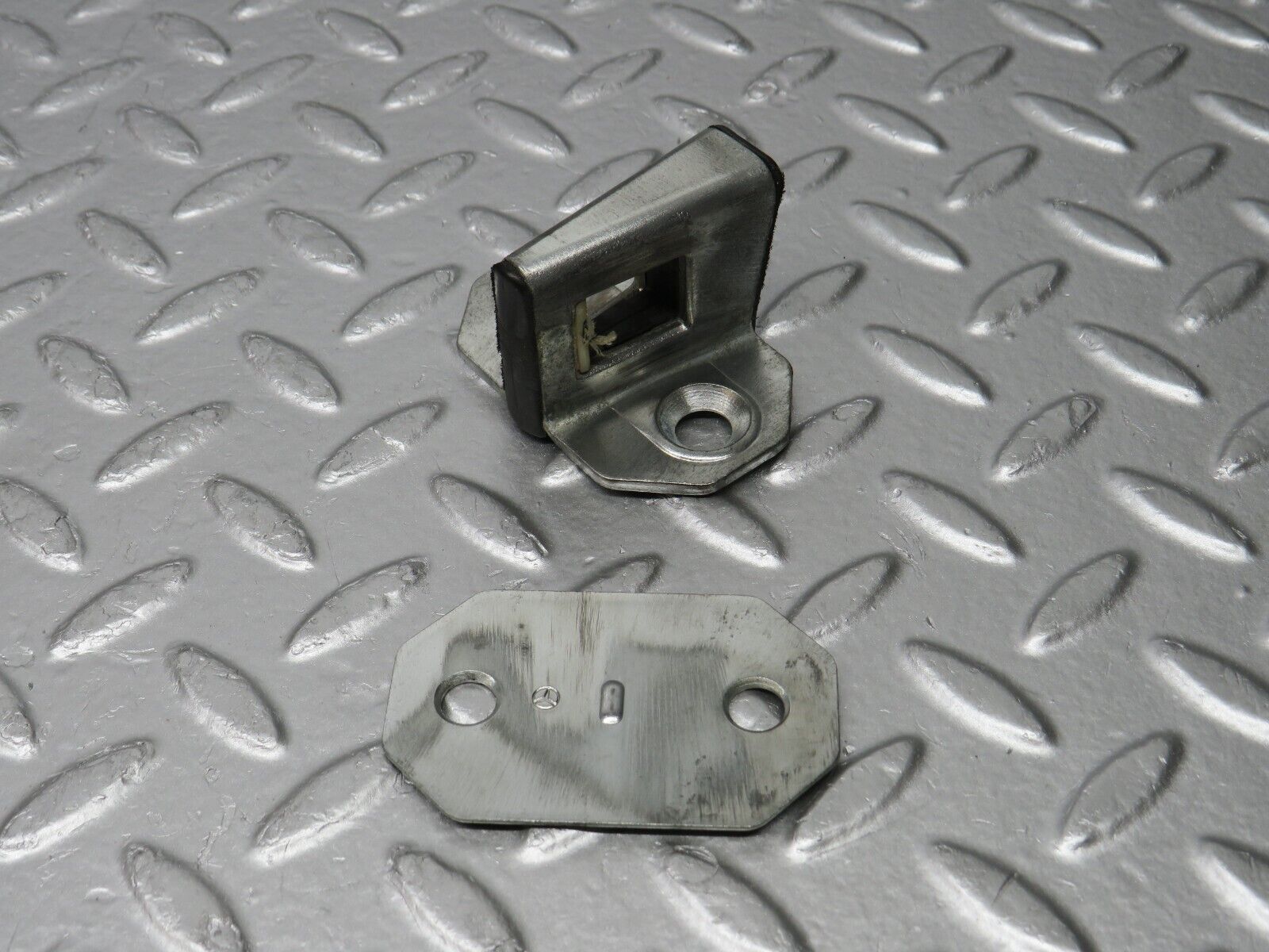 31322 Mercedes-Benz S124 220TE Wagon Door Lock Latch