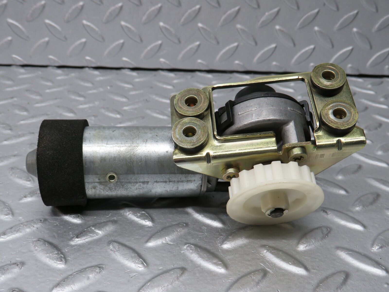 36850 Mercedes-Benz R129 300SL-24 Front Left Seat Adjustment Motor Bosch 1298202342 0390206655