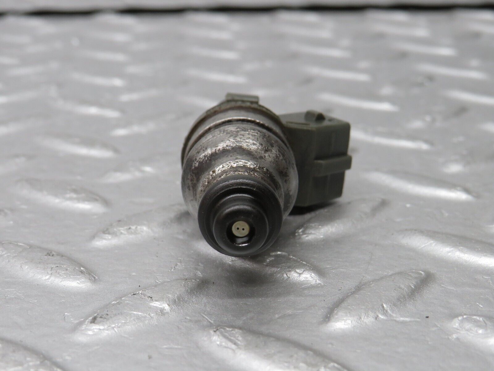 38142 Mercedes-Benz A124 320E Cabriolet Fuel Injector Bosch 0280155209 0000787323
