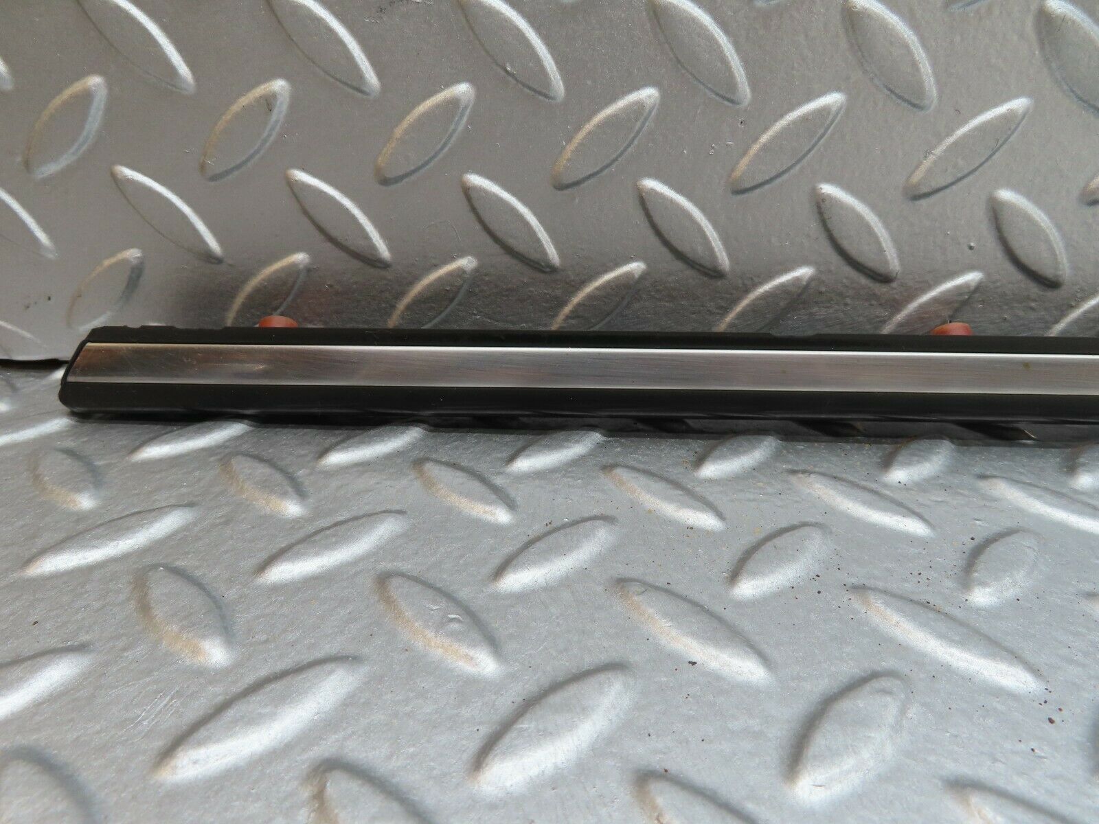 18006 Mercedes-Benz W123 200 Front Right Door Centre Moulding Trim