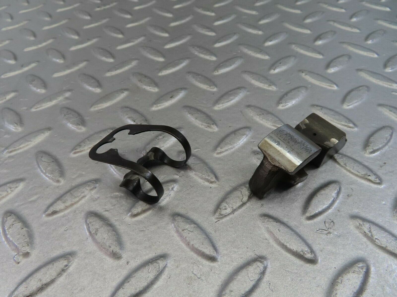 9860 Mercedes-Benz C123 280CE Coupe Valve Rocker Arm With Retaining Spring