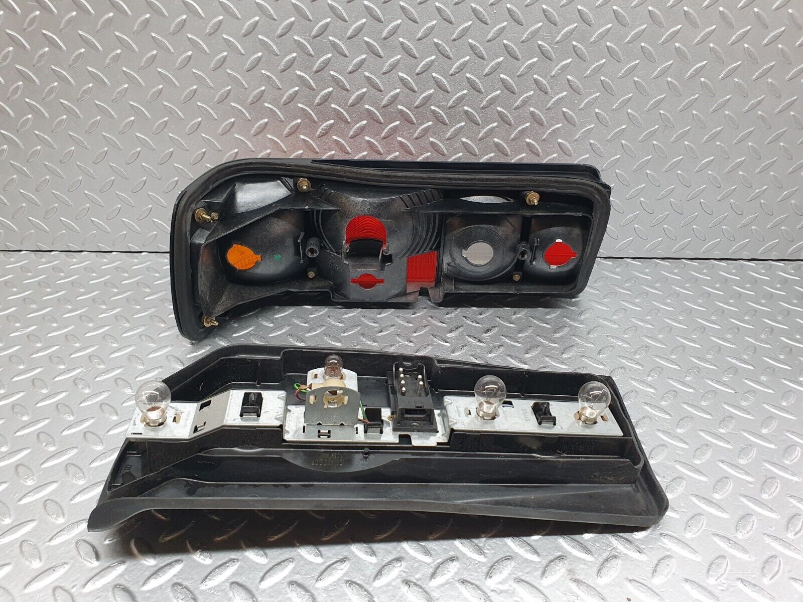 41162 Mercedes-Benz W126 300SE Tail Light & Bulb Holder Right Side