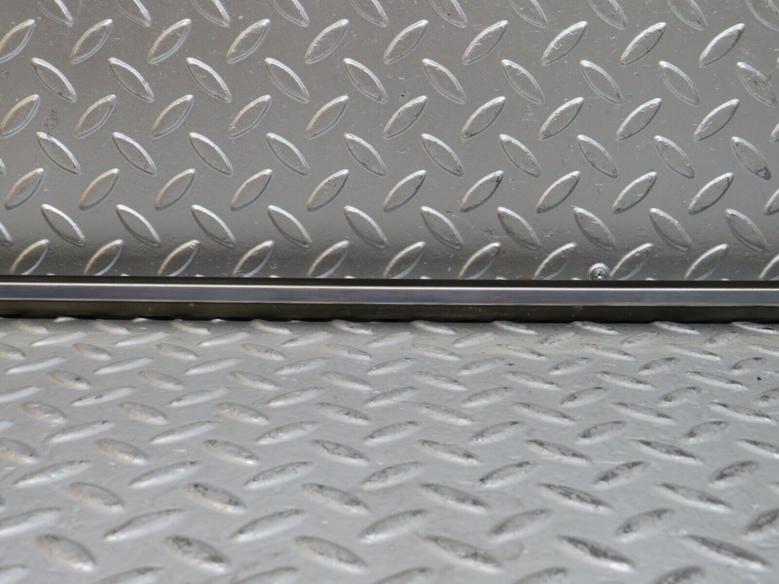 28233 Mercedes-Benz S123 240D Wagon Front Right Fender Wing Centre Moulding Trim