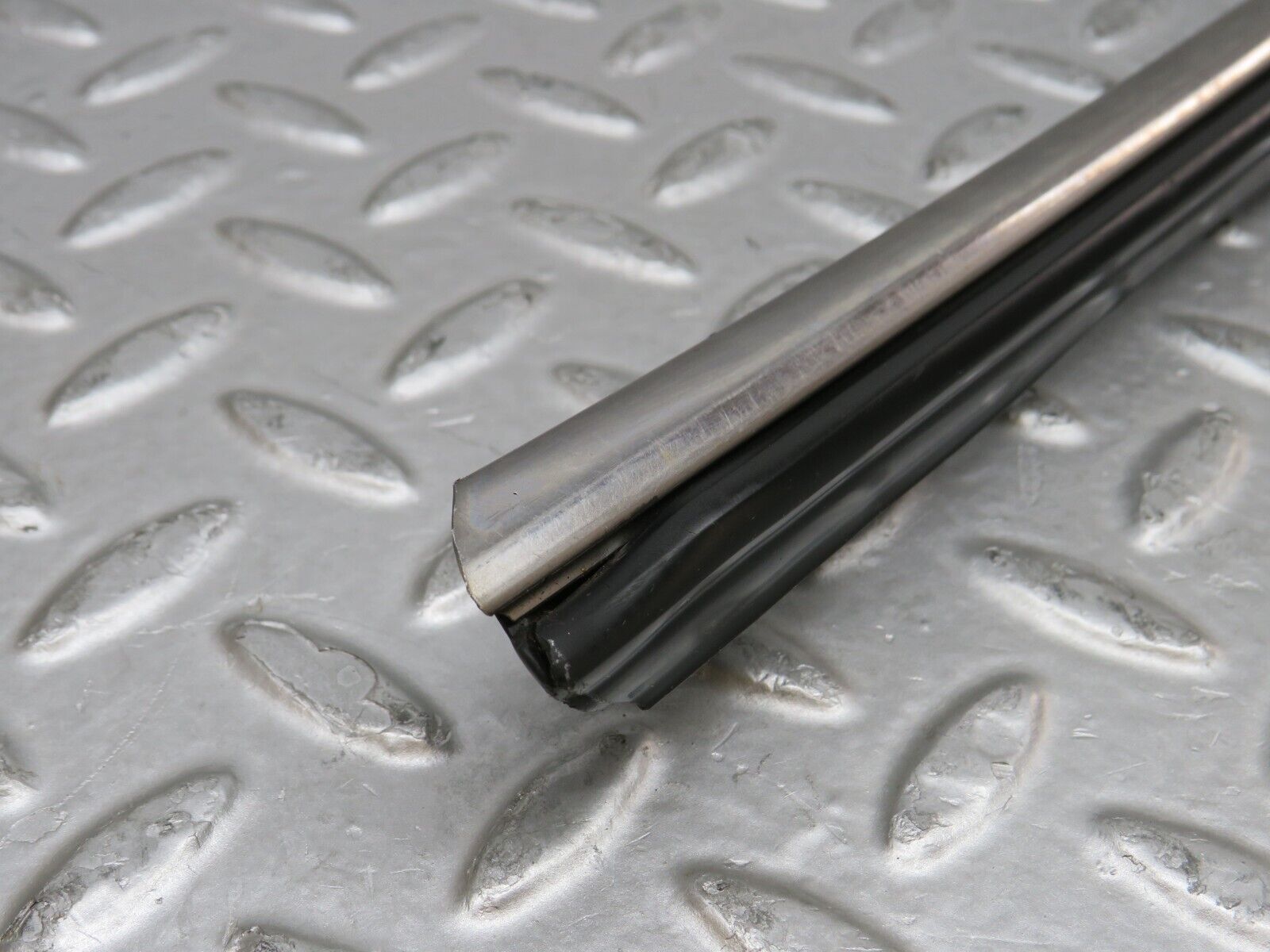 37309 Mercedes-Benz W109 300SEL Front Right Door Centre Moulding Trim