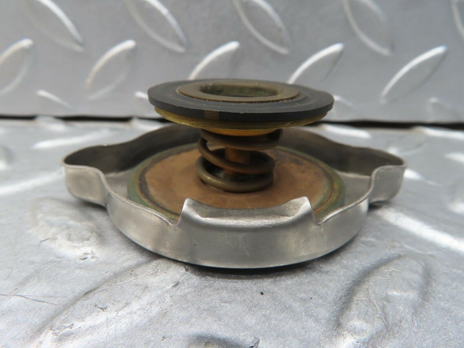 13621 Mercedes-Benz W123 200 Radiator Cap 1235010015