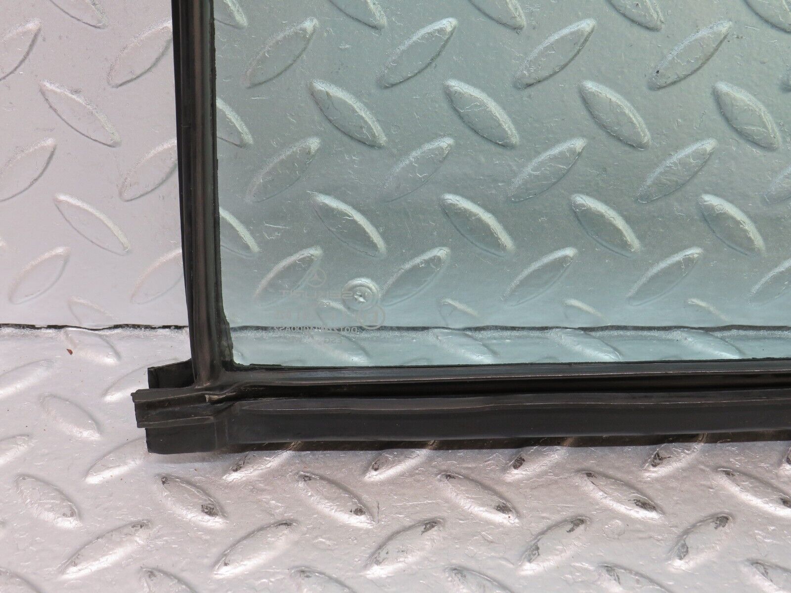 36062 Mercedes-Benz W126 420SE Rear Right Quarter Window 1267350224