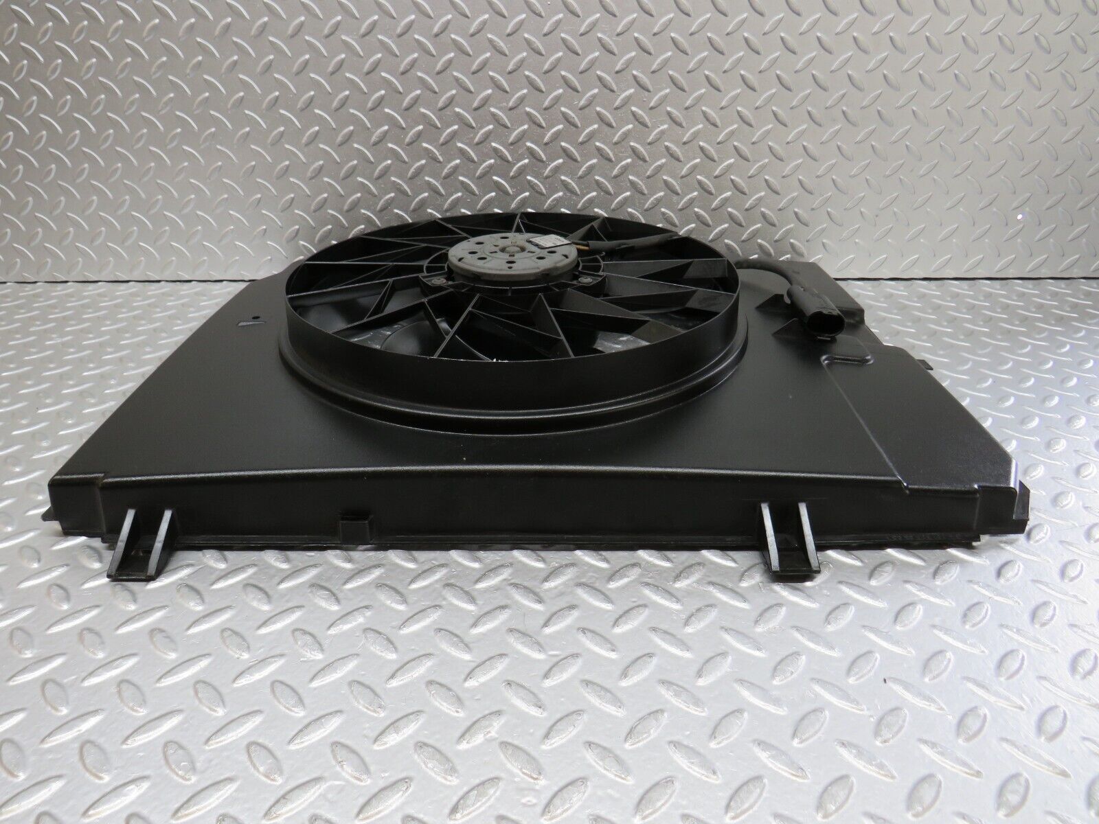 34734 Mercedes-Benz W210 320E Radiator Cooling Fan Bosch 2105052355 0130303227