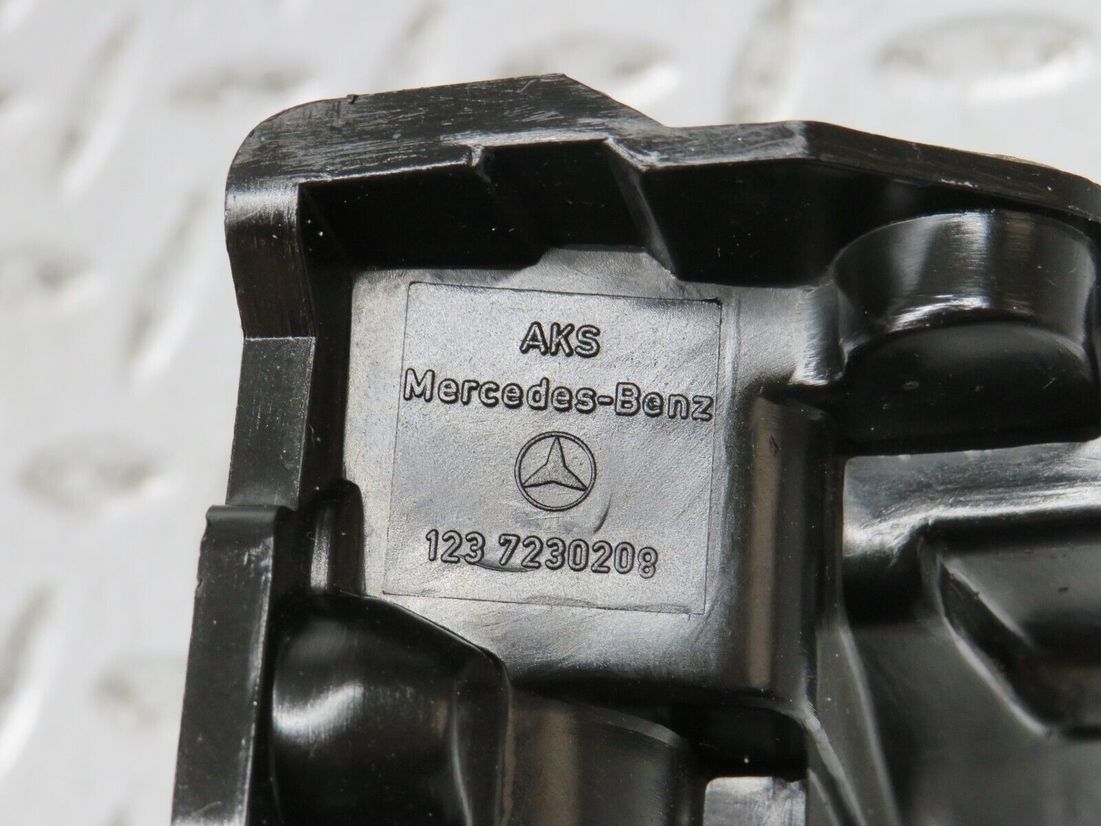 32141 Mercedes-Benz W123 230E Front Right Door Lock Mechanism 1237230208