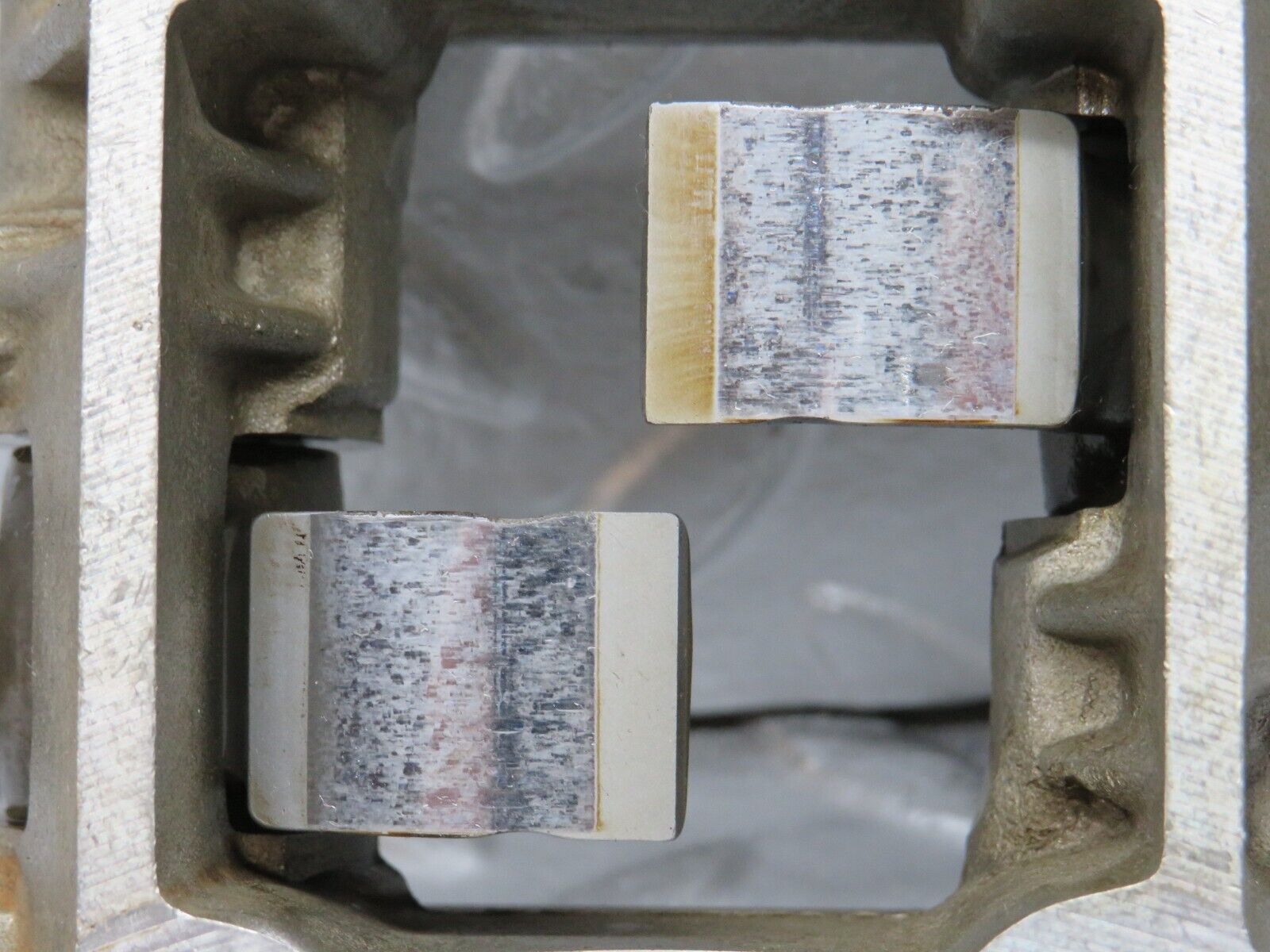 32620 Mercedes-Benz S124 300TE Rocker Arms Camshaft Bearing Block 1030510610