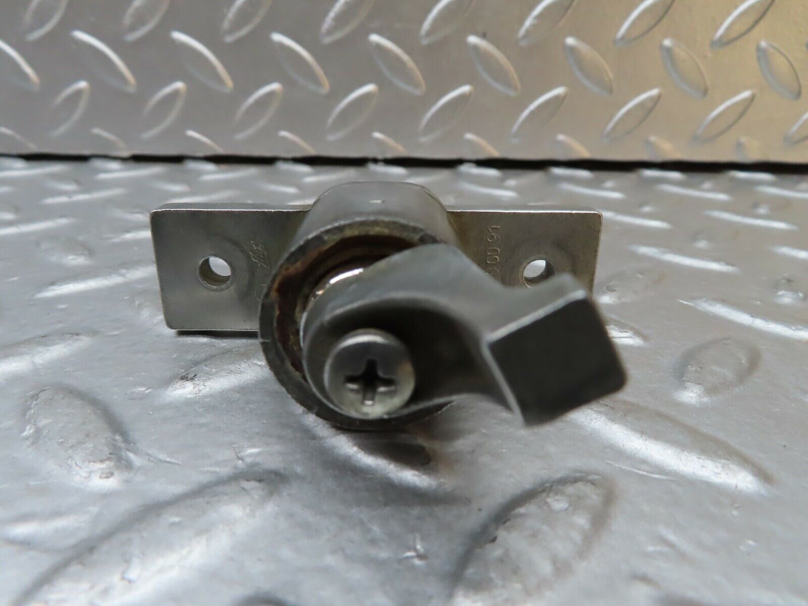 20834 Mercedes-Benz W114 250CE Coupe Trunk Lock No Key 1157500091