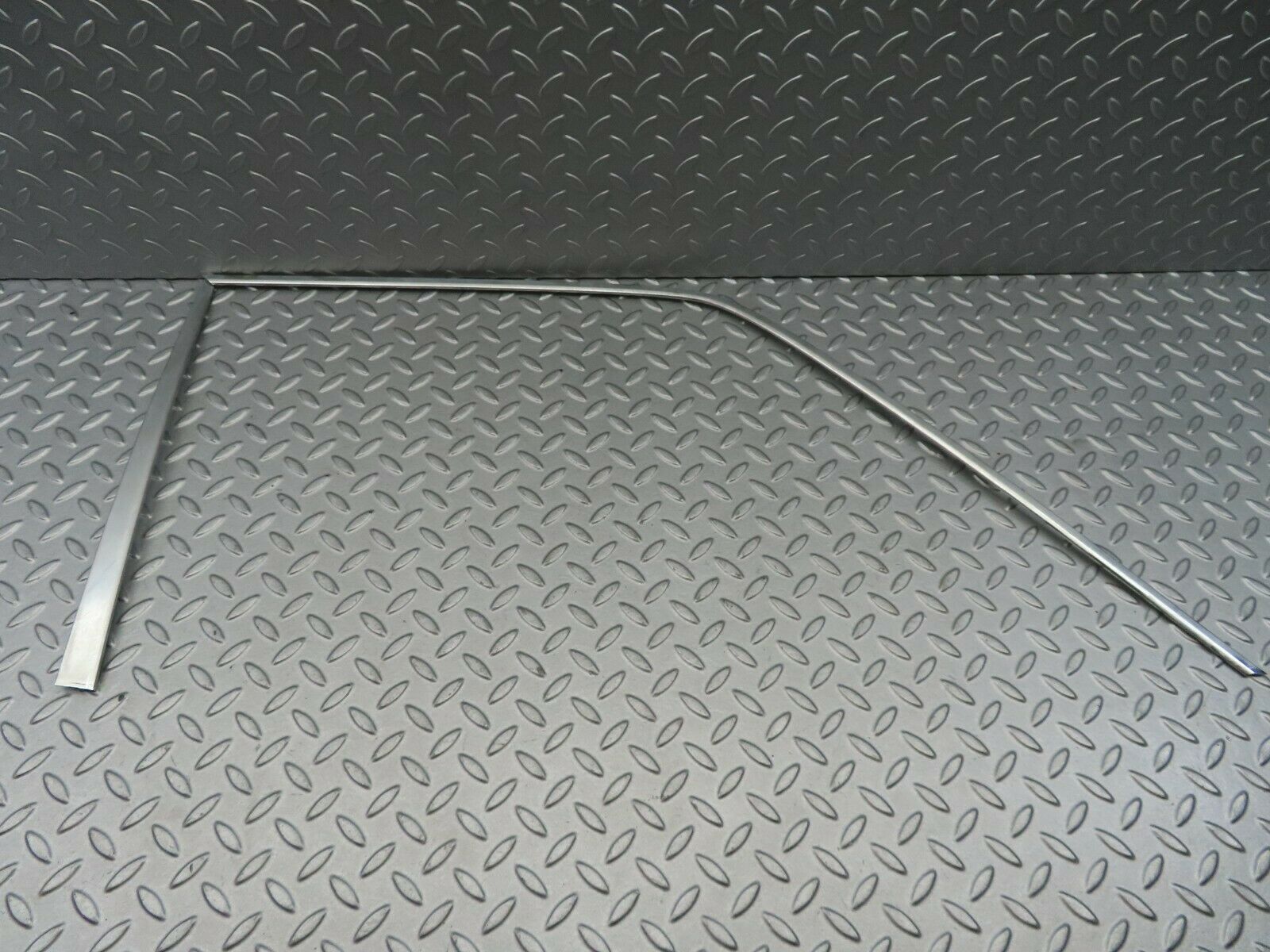 6209 Mercedes-Benz W126 380SE Door Chrome Window Frame Front Right