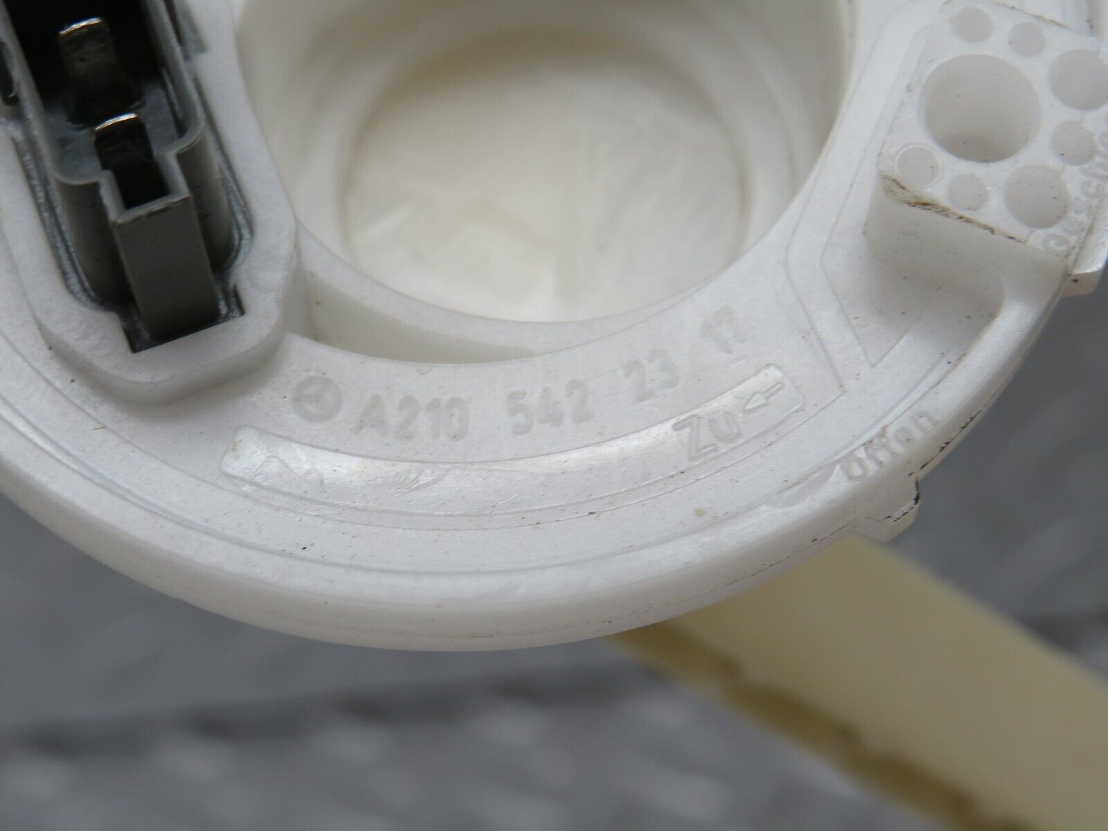 35066 Mercedes-Benz W210 320E Fuel Level Sender Unit 2105422317 221838001006