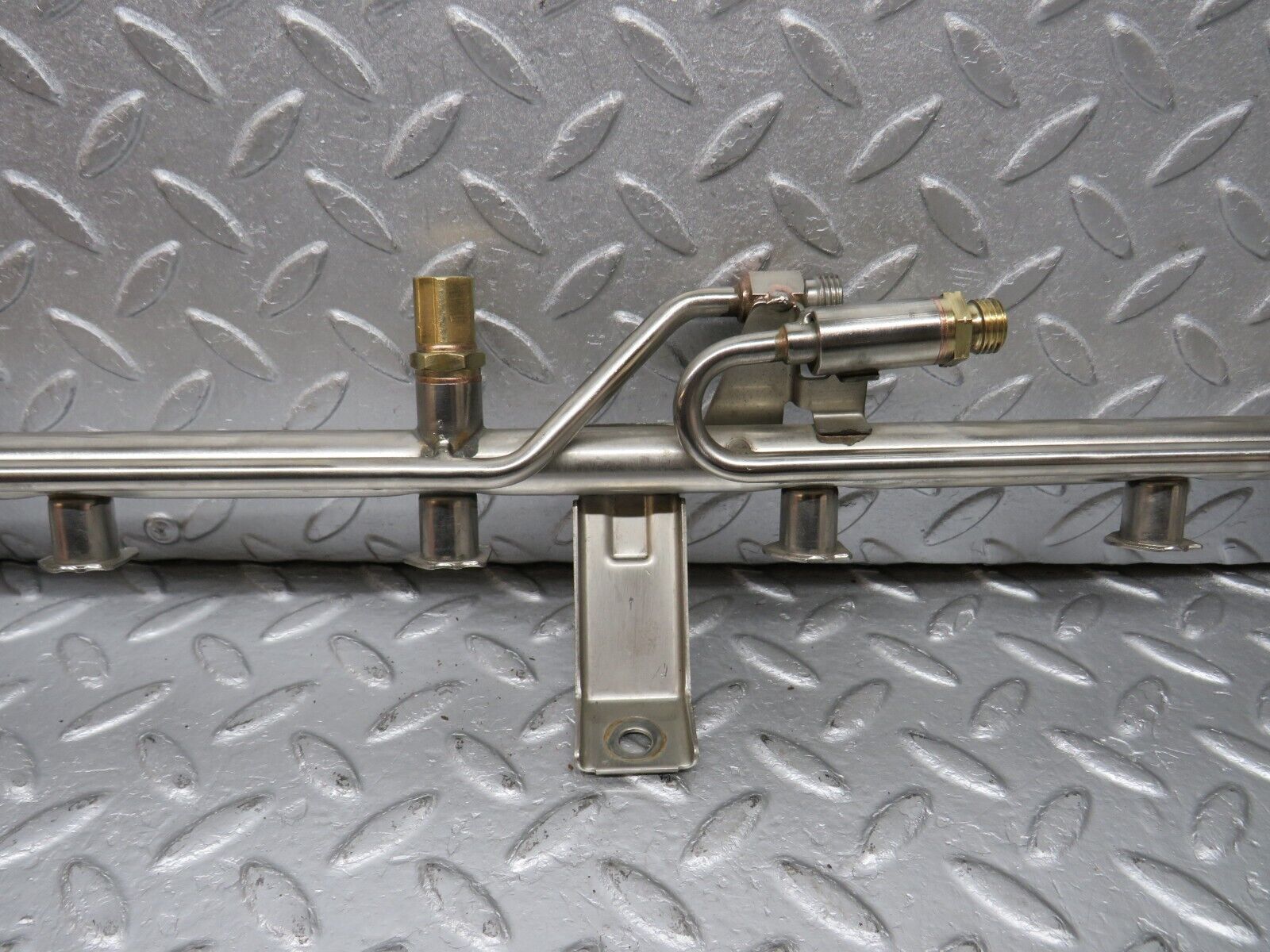 39441 Mercedes-Benz R129 320SL Coupe Fuel Injector Rail With Fuel Pressure Regulator 1040701395