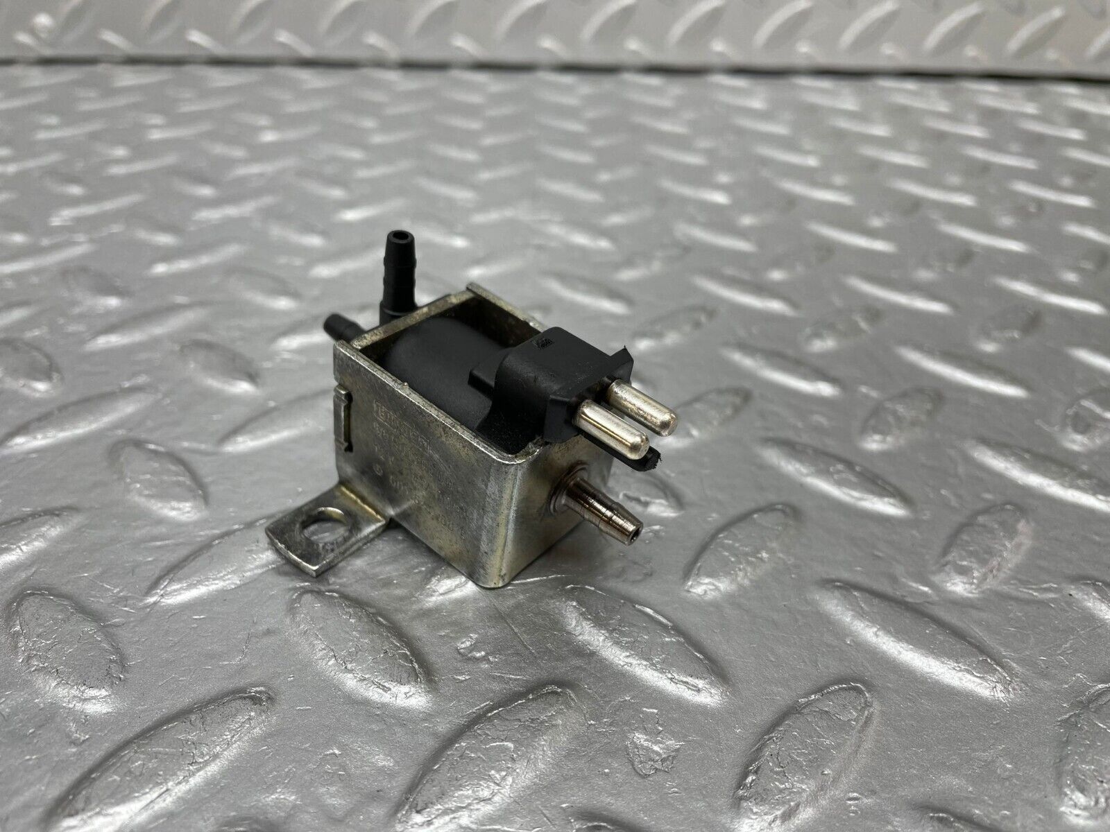 37965 Mercedes-Benz A124 320E Cabriolet Vacuum Control Valve 0015408697