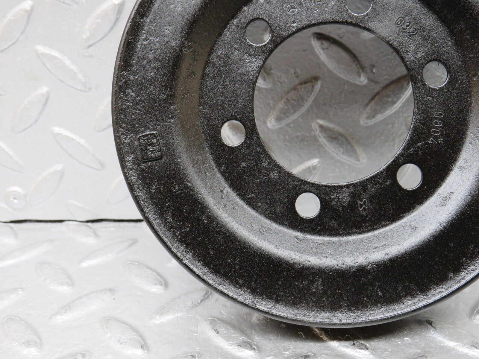 38102 Mercedes-Benz A124 320E Cabriolet Crankshaft Pulley 1040320004