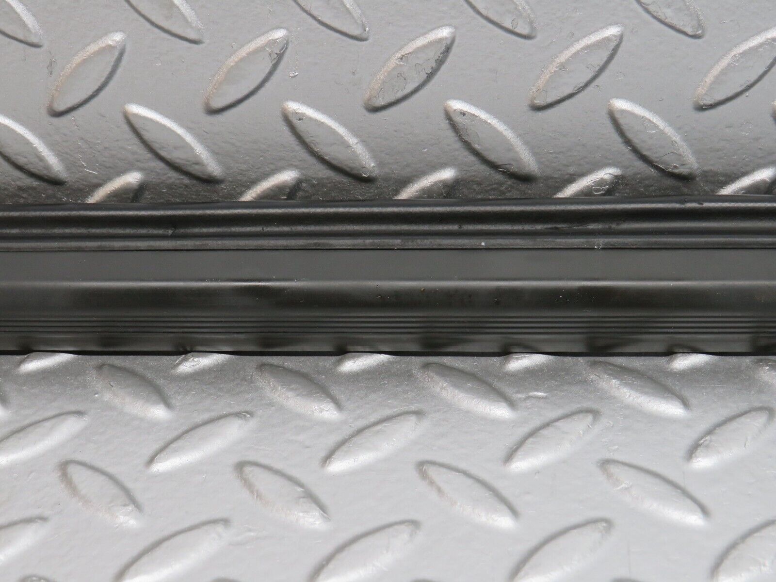 32591 Mercedes-Benz S124 300TE Wagon Door Lower Sealing Rubber Trim Left