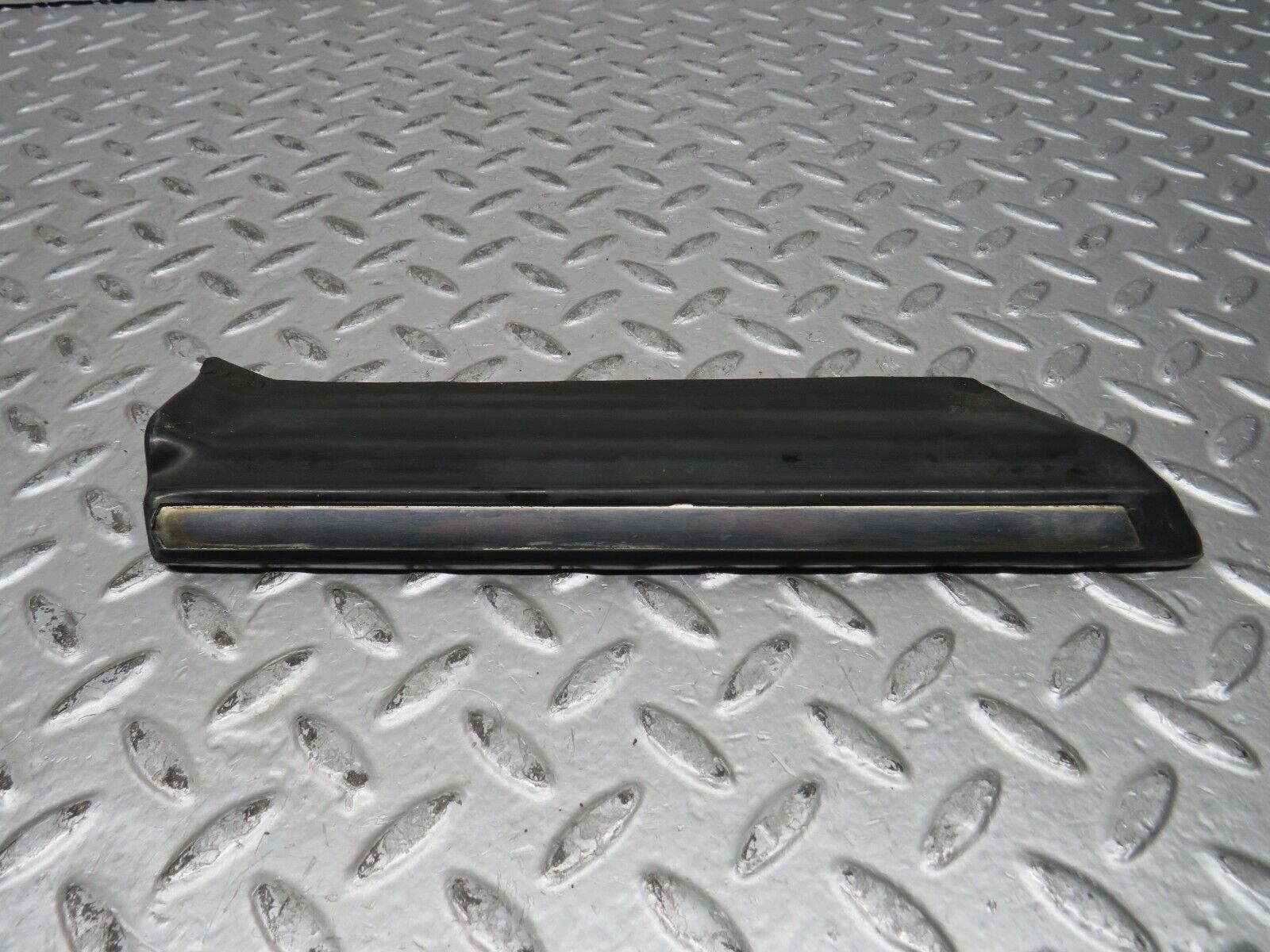 28618 Mercedes-Benz W123 280E Front Left Fender Wing Lower Moulding Trim