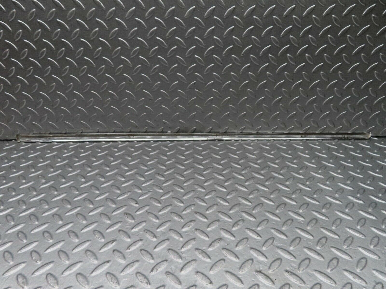 18139 Mercedes-Benz W123 200 Front Right Door Chrome Moulding Trim