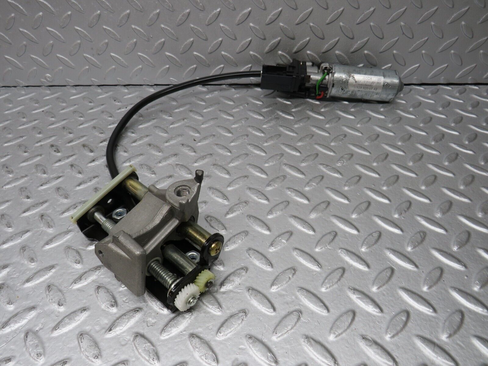 36820 Mercedes-Benz R129 300SL-24 Front Right Seat Adjustment Motor Bosch 1298200742 0390206653