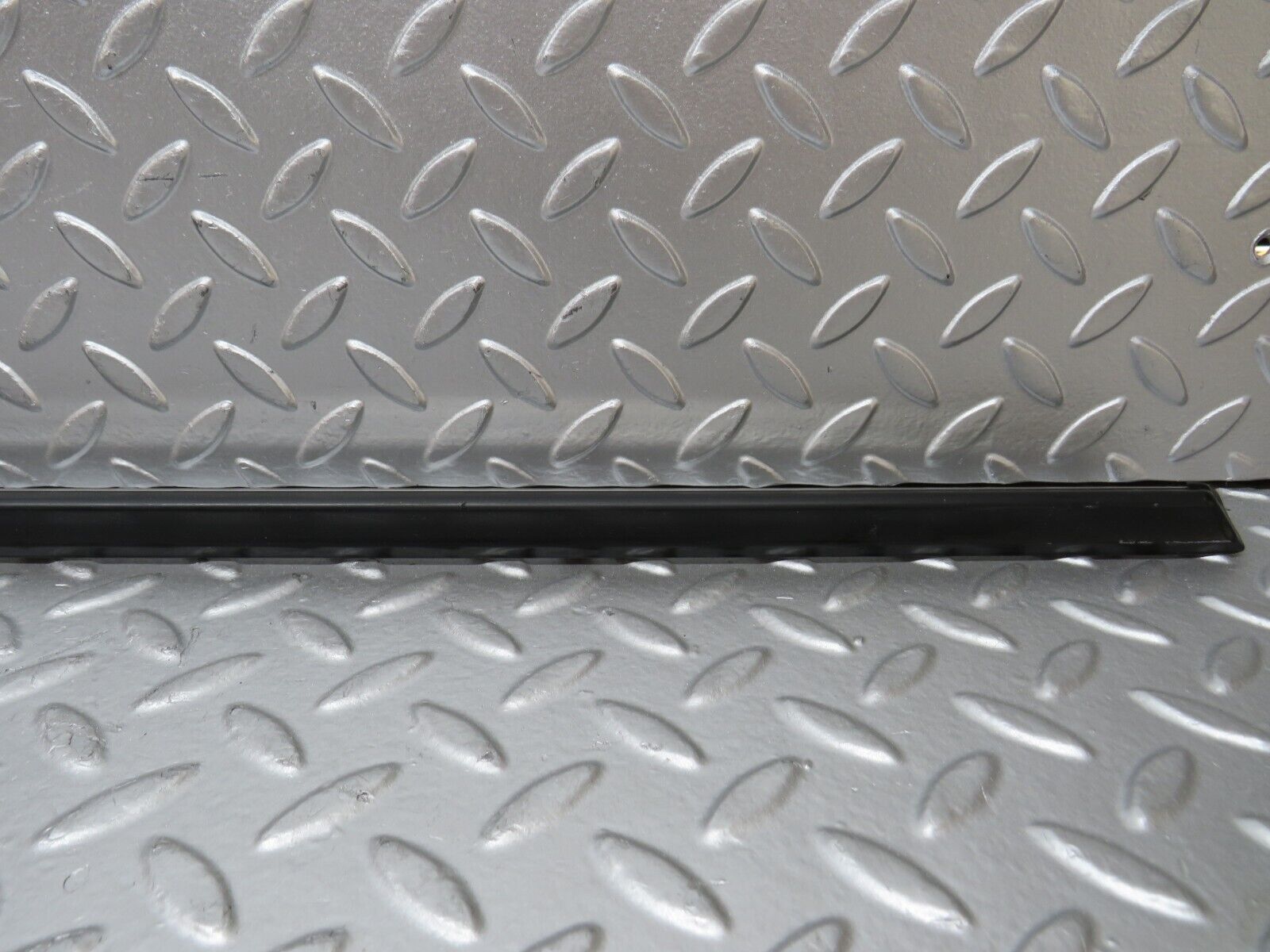 27894 Mercedes-Benz W123 280E Front Right Door Centre Moulding Trim