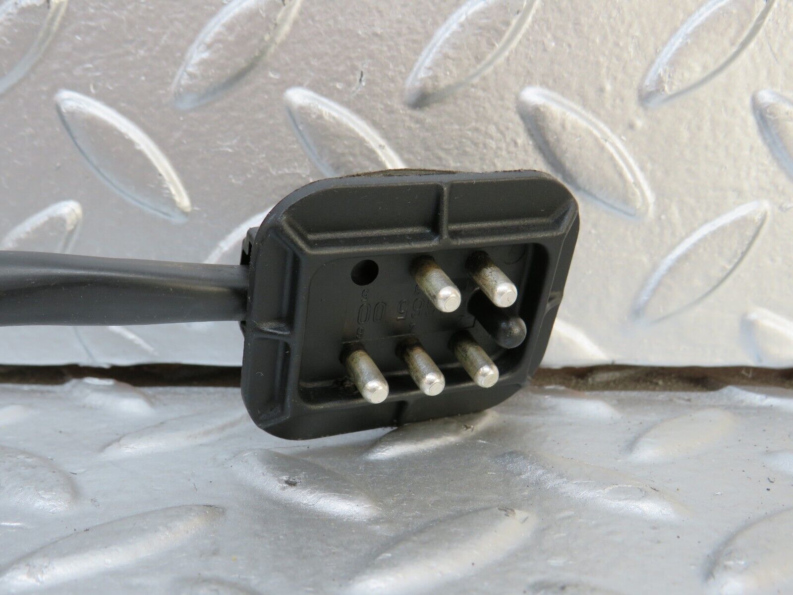 26923 Mercedes-Benz W123 240D Wiper Motor Bosch 0390341077