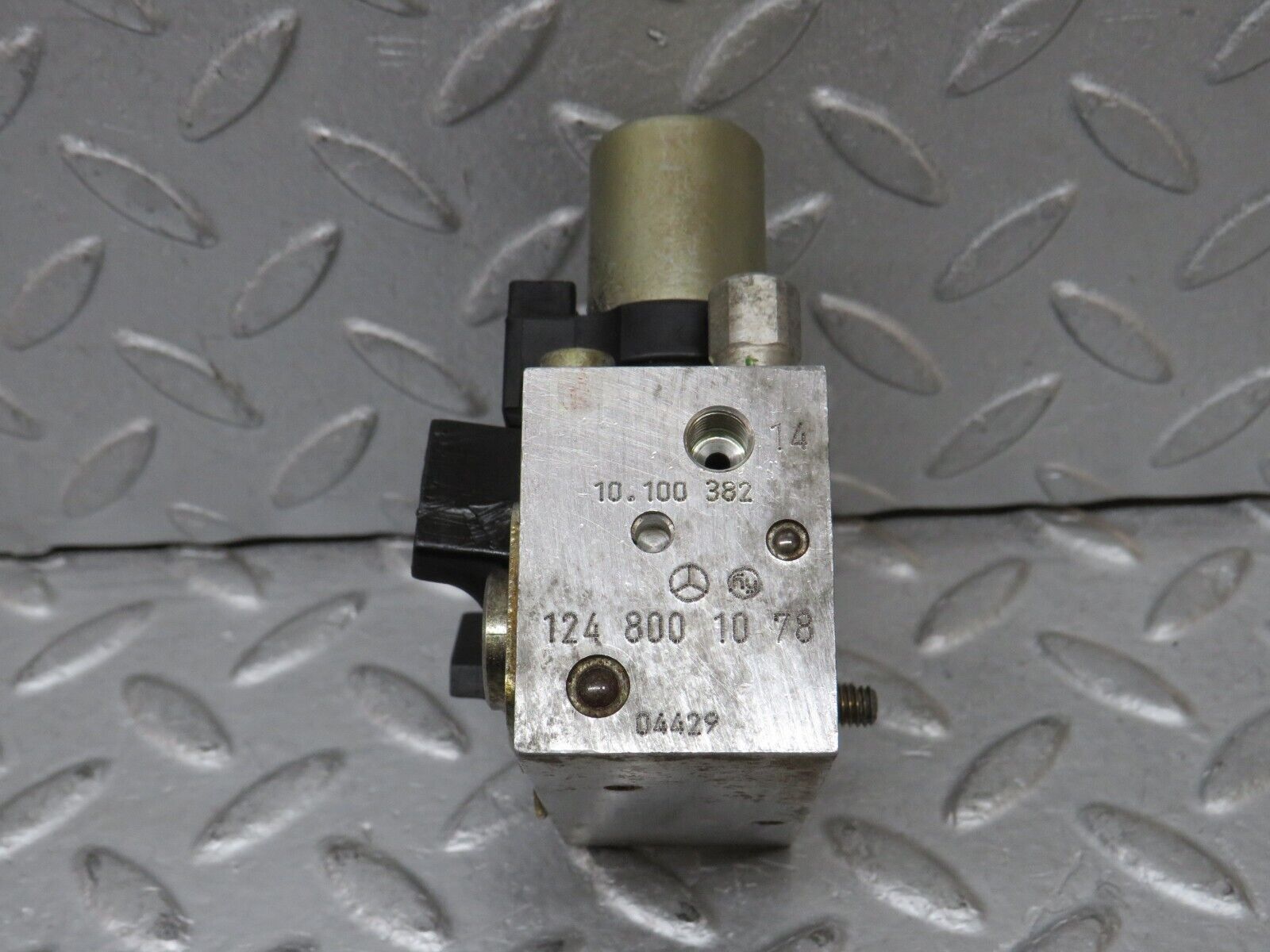 37988 Mercedes-Benz A124 320E Cabriolet Rear Headrest Roll Bar Hydraulic Valve Block 1248001078