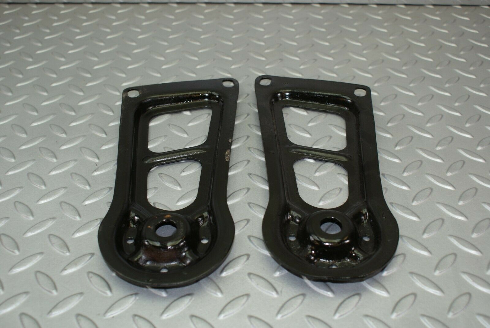 3207 Mercedes-Benz W115 220D Rear Suspension Axle Mounting Bracket