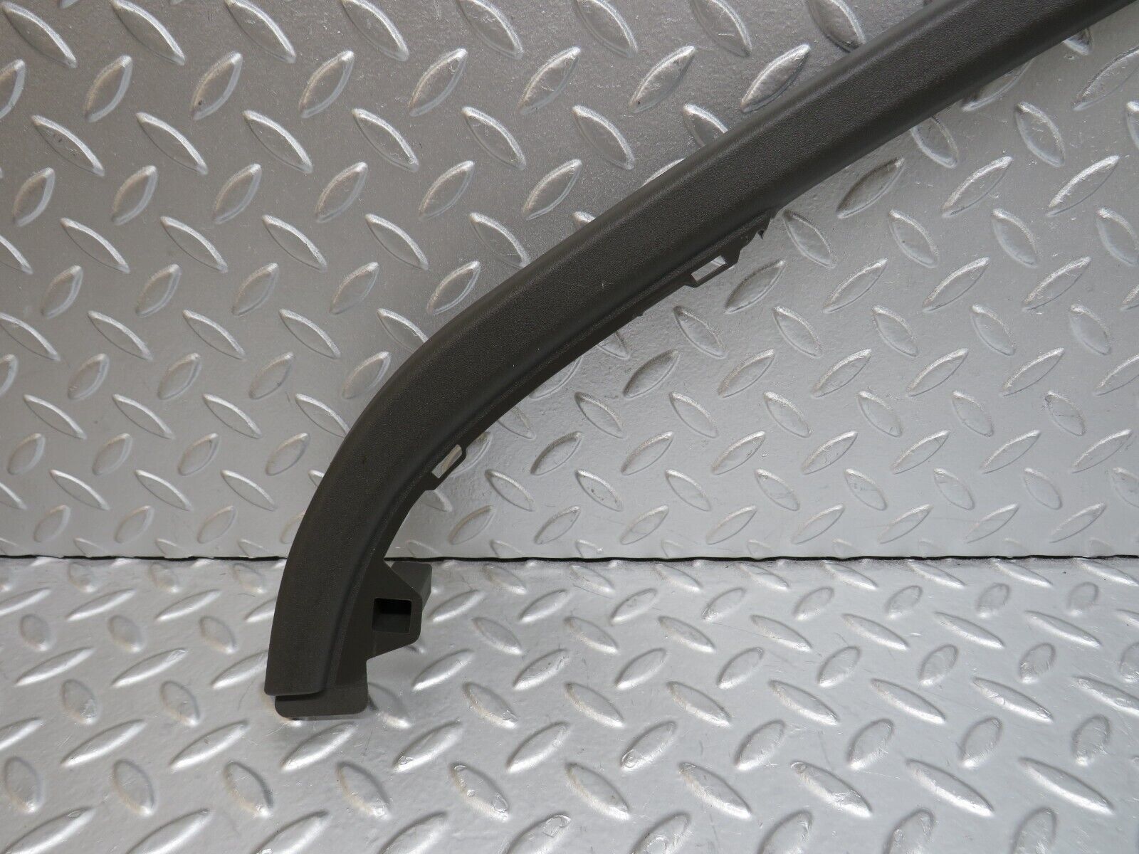 35285 Mercedes-Benz W221 Front Right Door Window Frame Trim 2217250271