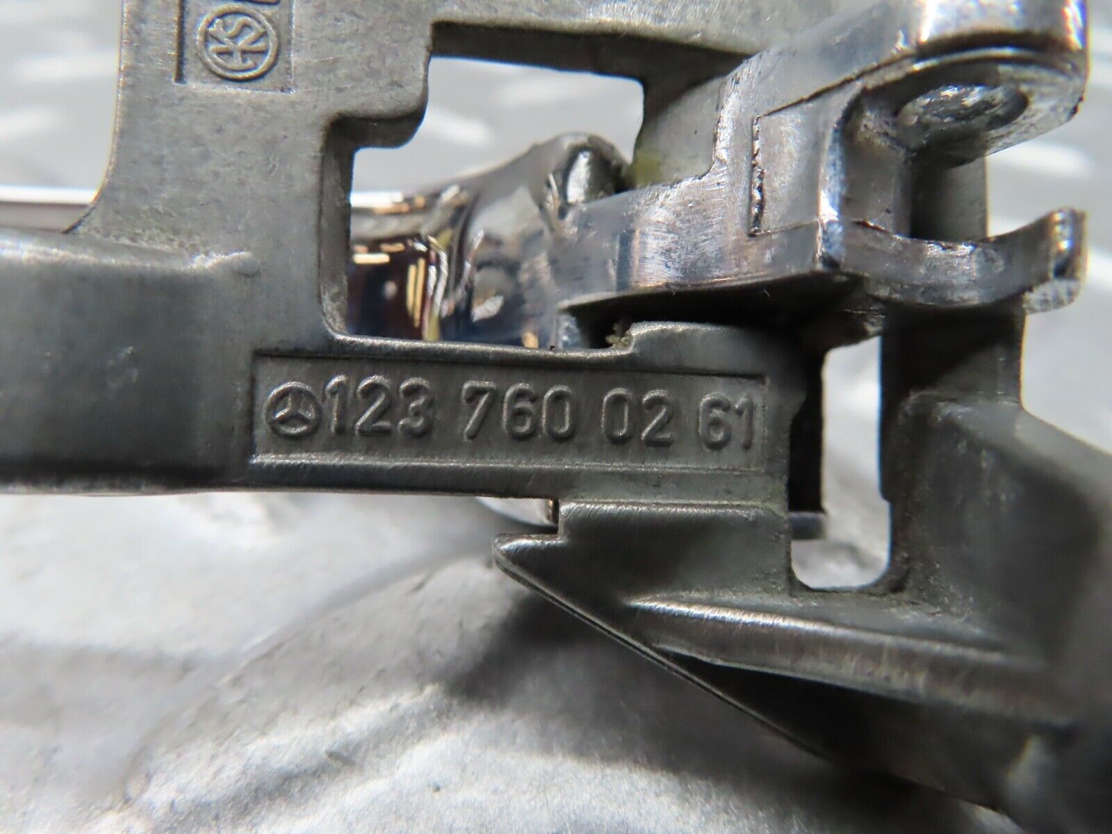 19158 Mercedes-Benz W123 300D Right Interior Door Handle 1237600261