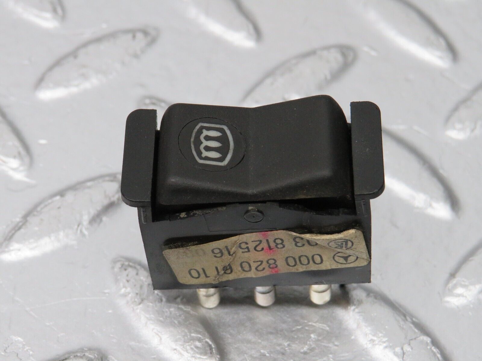 31096 Mercedes-Benz W123 200D Rear Heated Window Switch 0008206110