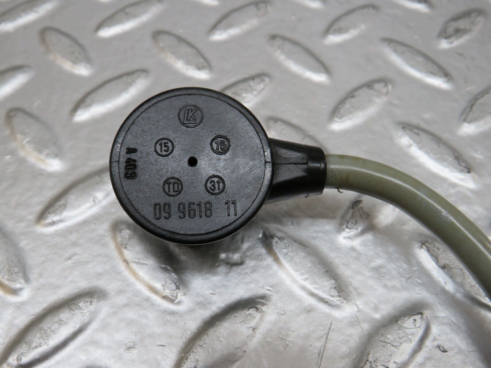 25417 Mercedes-Benz W123 200 Ignition Wire 0011567101