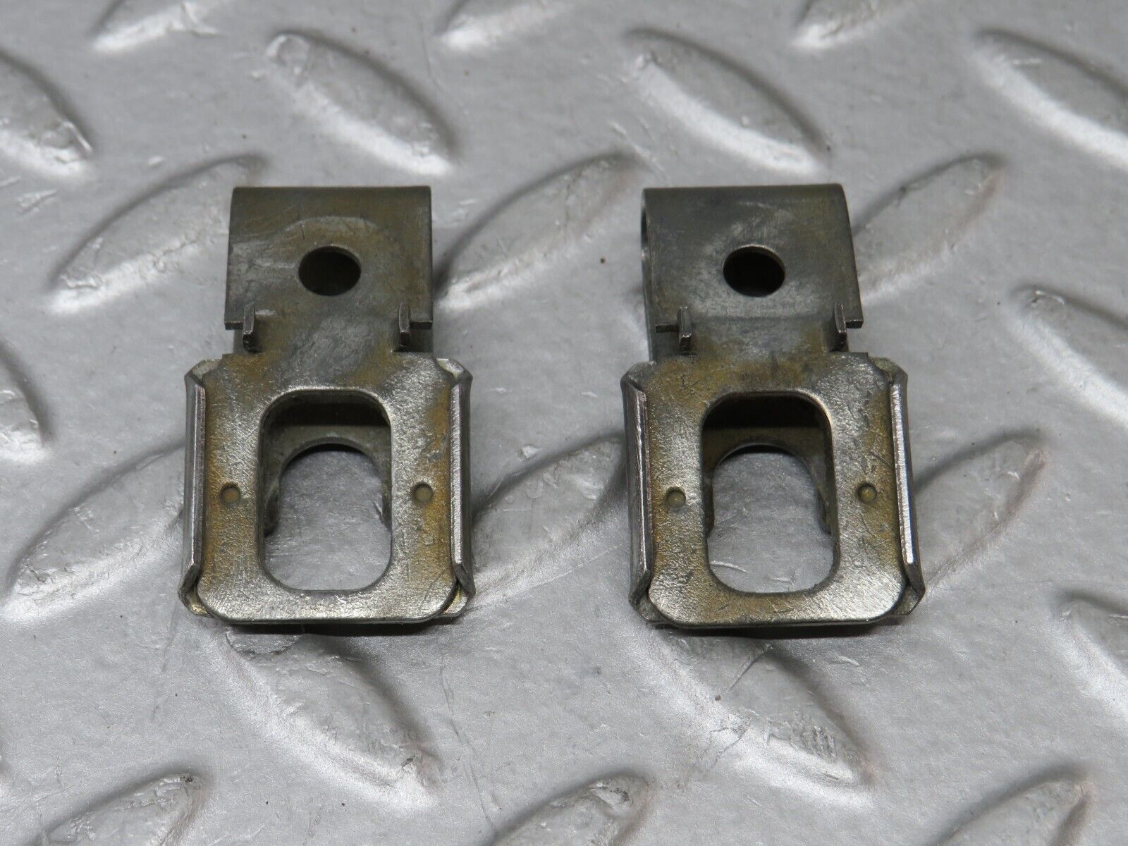 36243 Mercedes-Benz W126 420SE Fuel Injector Bracket 2x