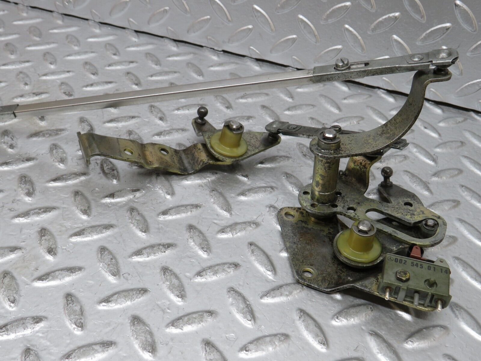 27413 Mercedes-Benz W123 280E Throttle Linkage 0025450114