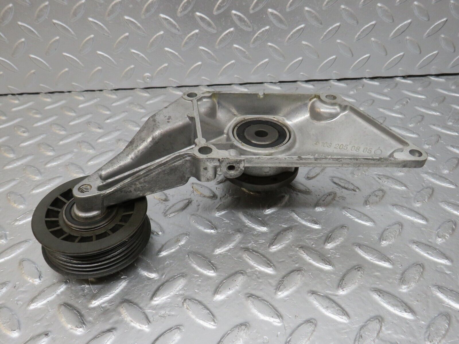 34146 Mercedes-Benz W124 260E Engine Cooling Fan Clutch Bracket 1032050805