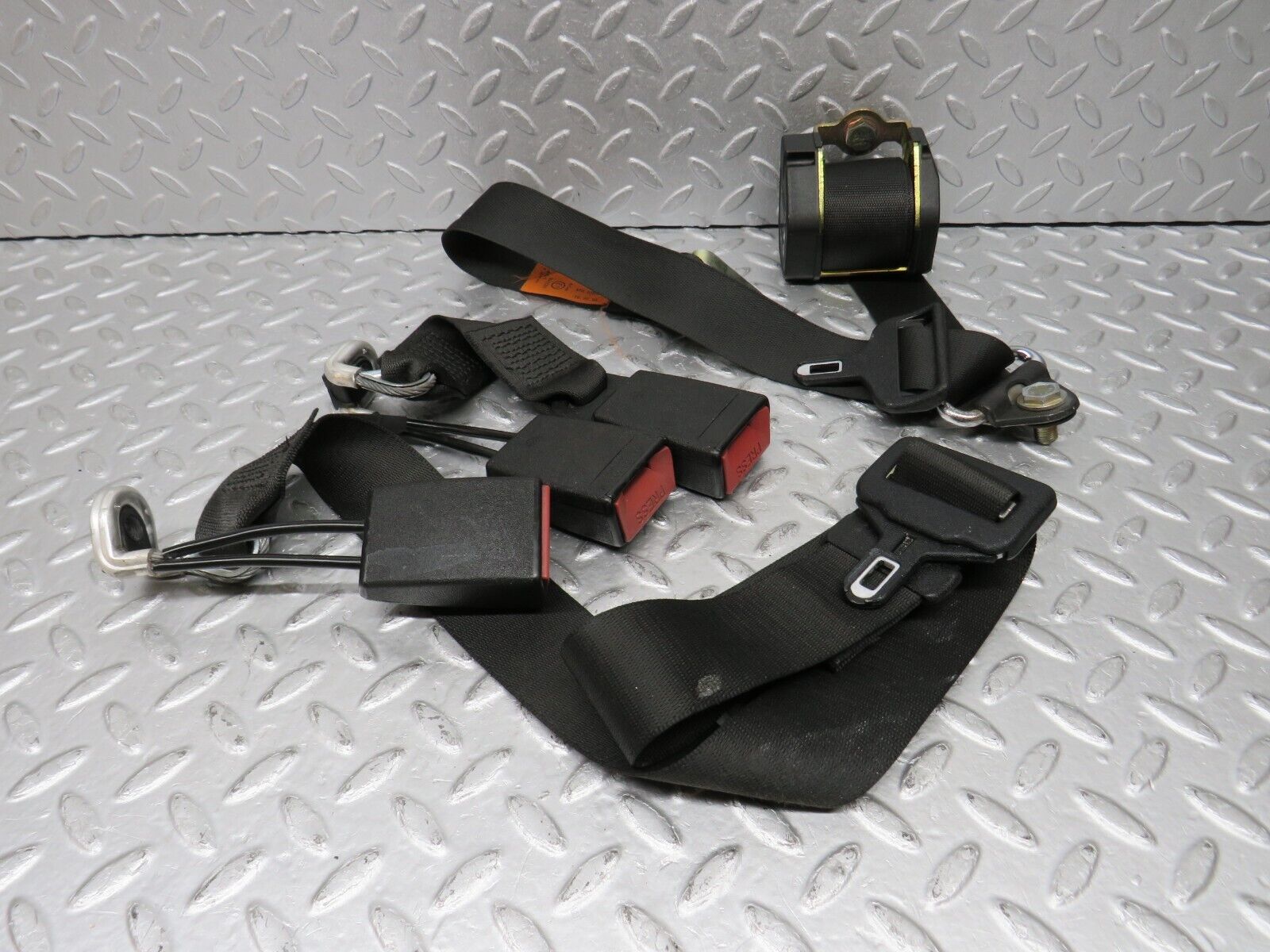 39057 Mercedes-Benz W201 190E 2.6L Rear Seat Belt Set With Buckles L & R 2018604285 2018605685 2018606069