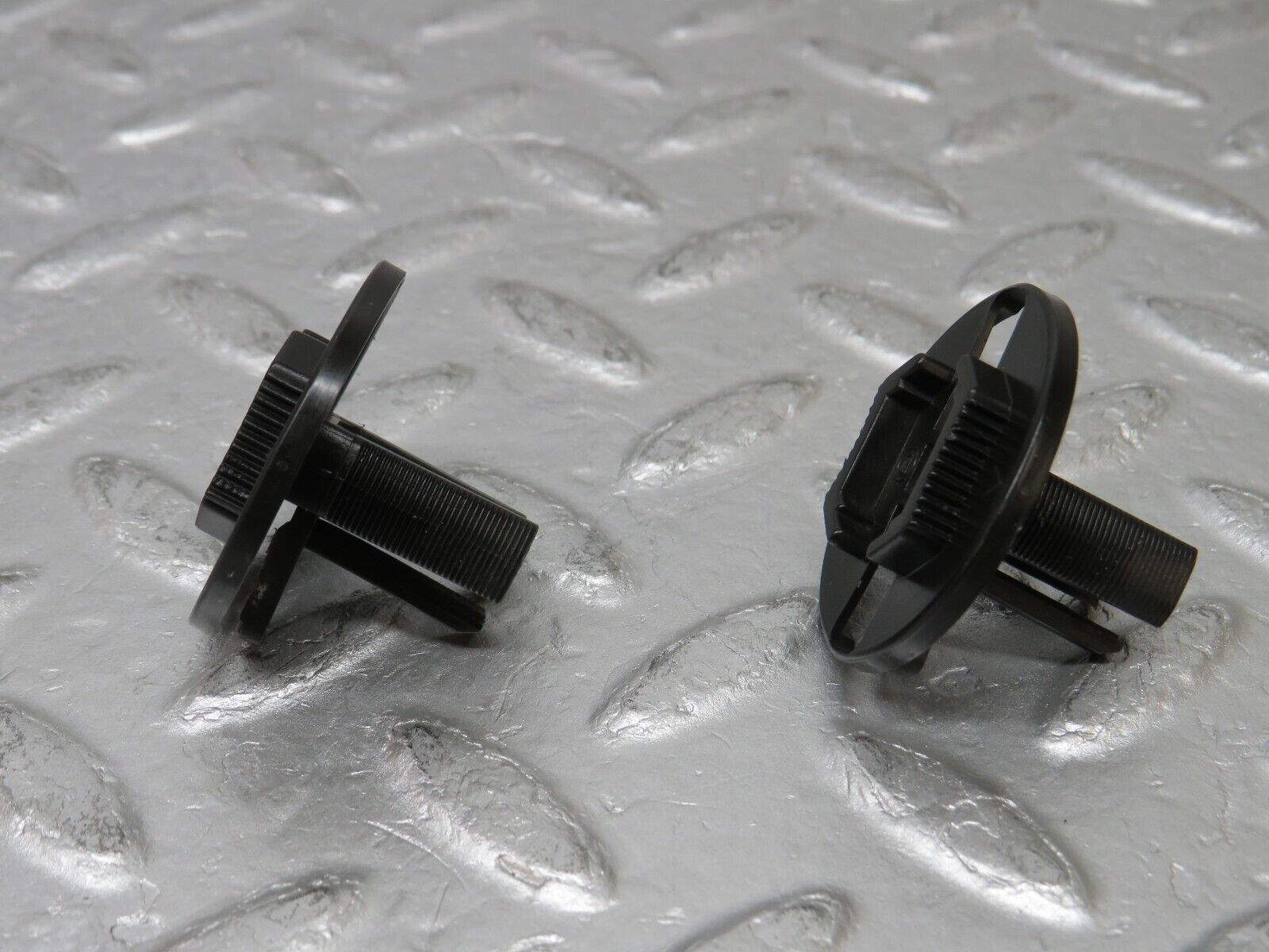 37814 Mercedes-Benz A124 320E Cabriolet Radiator Fan Shroud Holder 2x