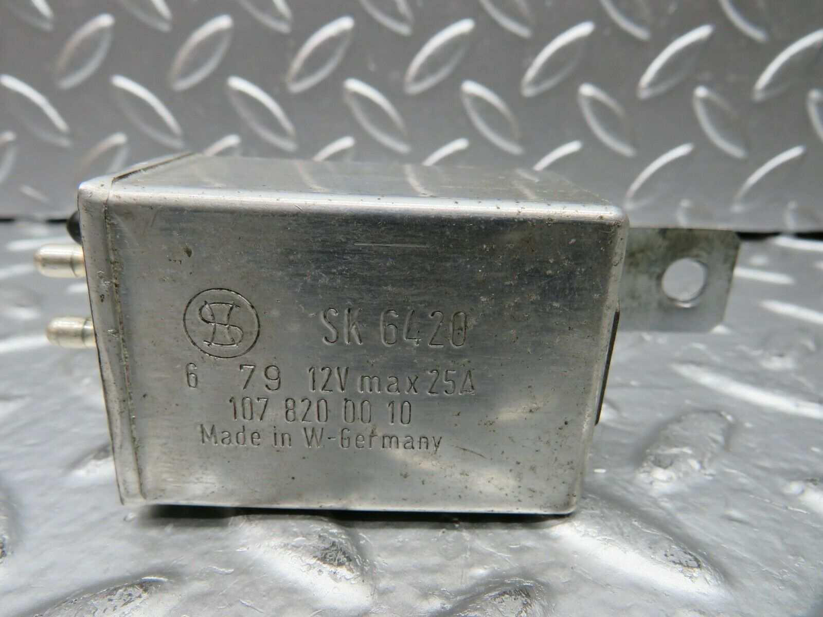 22726 Mercedes-Benz C107 450SLC Coupe Rear Heated Window Relay 1078200010