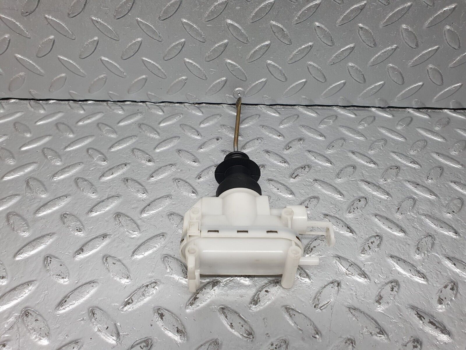 41009 Mercedes-Benz W126 300SE Front Right Door Lock Vacuum Actuator