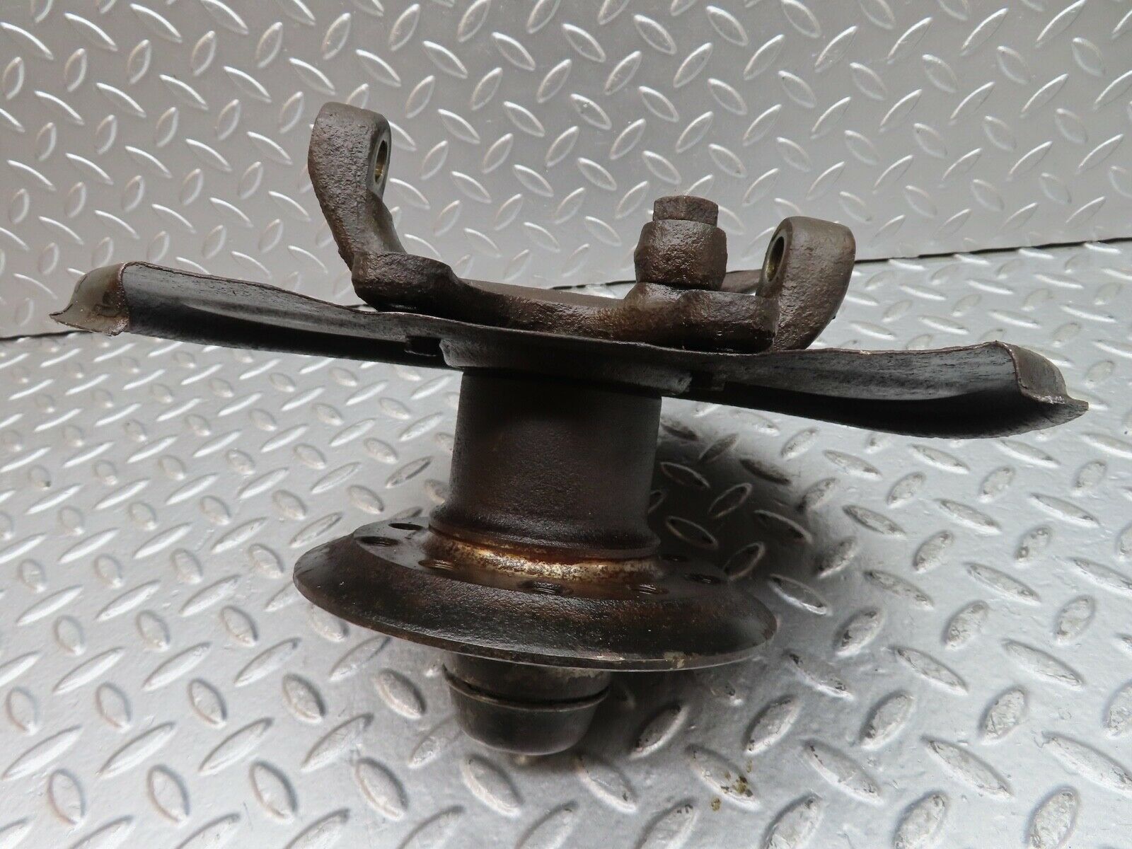 20489 Mercedes-Benz W114 280CE Coupe Front Right Wheel Hub