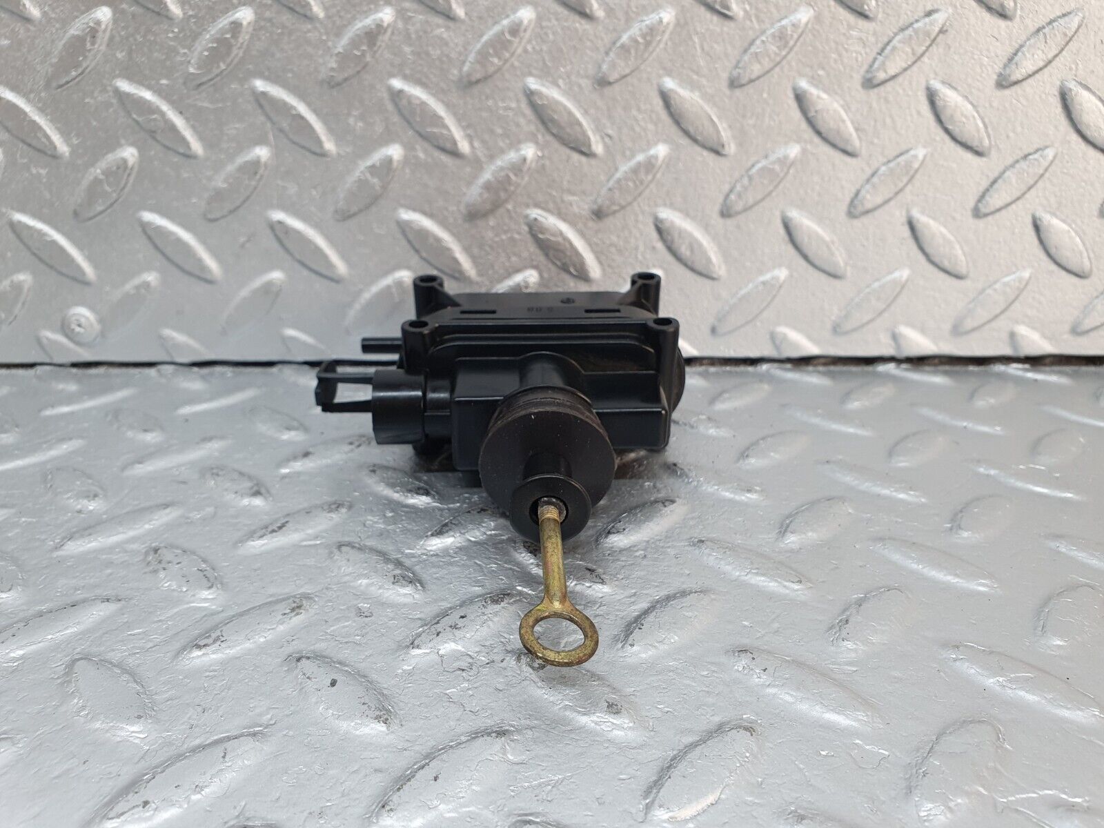 41557 Mercedes-Benz W124 200E Right Door Lock Vacuum Actuator