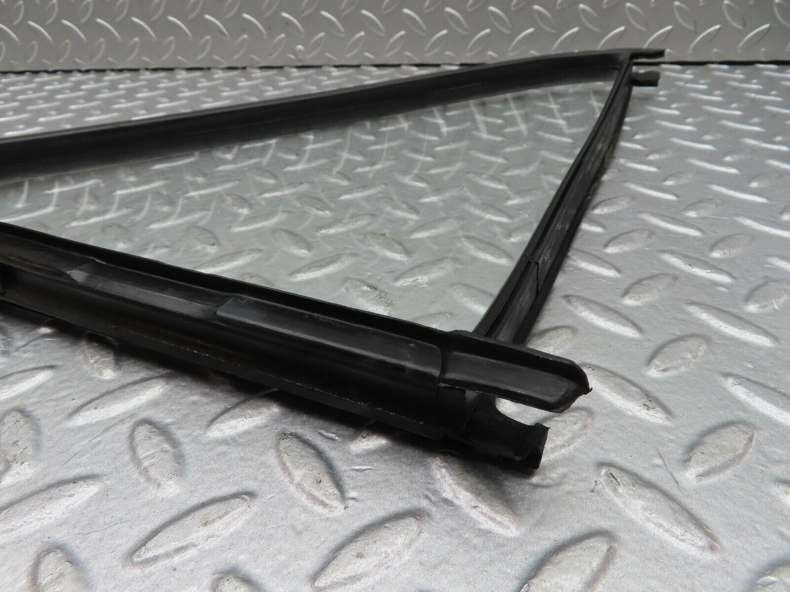 18074 Mercedes-Benz W123 200 Rear Left Quarter Window Glass 1237350124